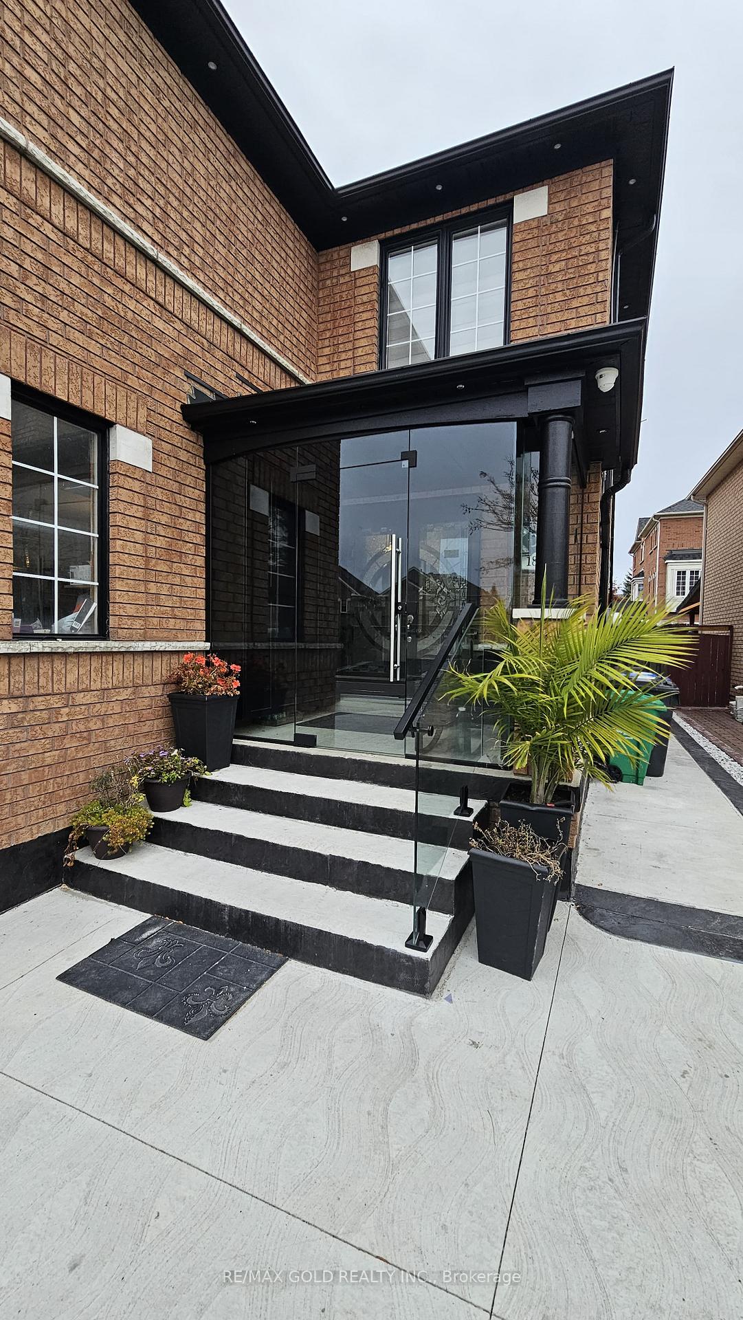 Photo 4 of 181 Toba Crescent, Brampton, Heart Lake East — HOMEH