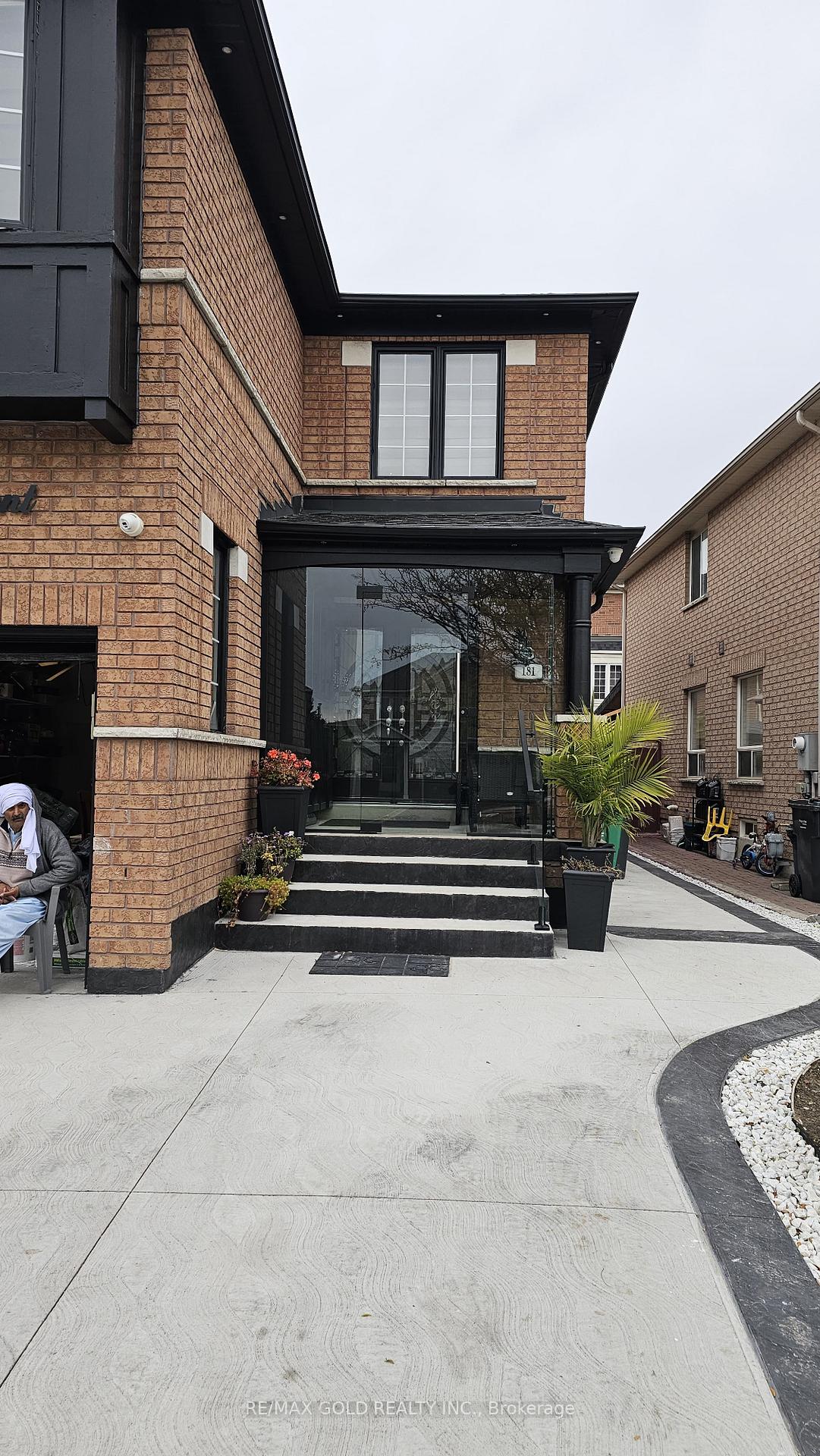 Photo 5 of 181 Toba Crescent, Brampton, Heart Lake East — HOMEH