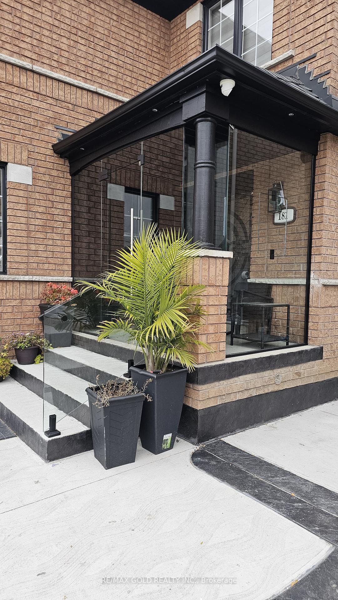 Photo 8 of 181 Toba Crescent, Brampton, Heart Lake East — HOMEH