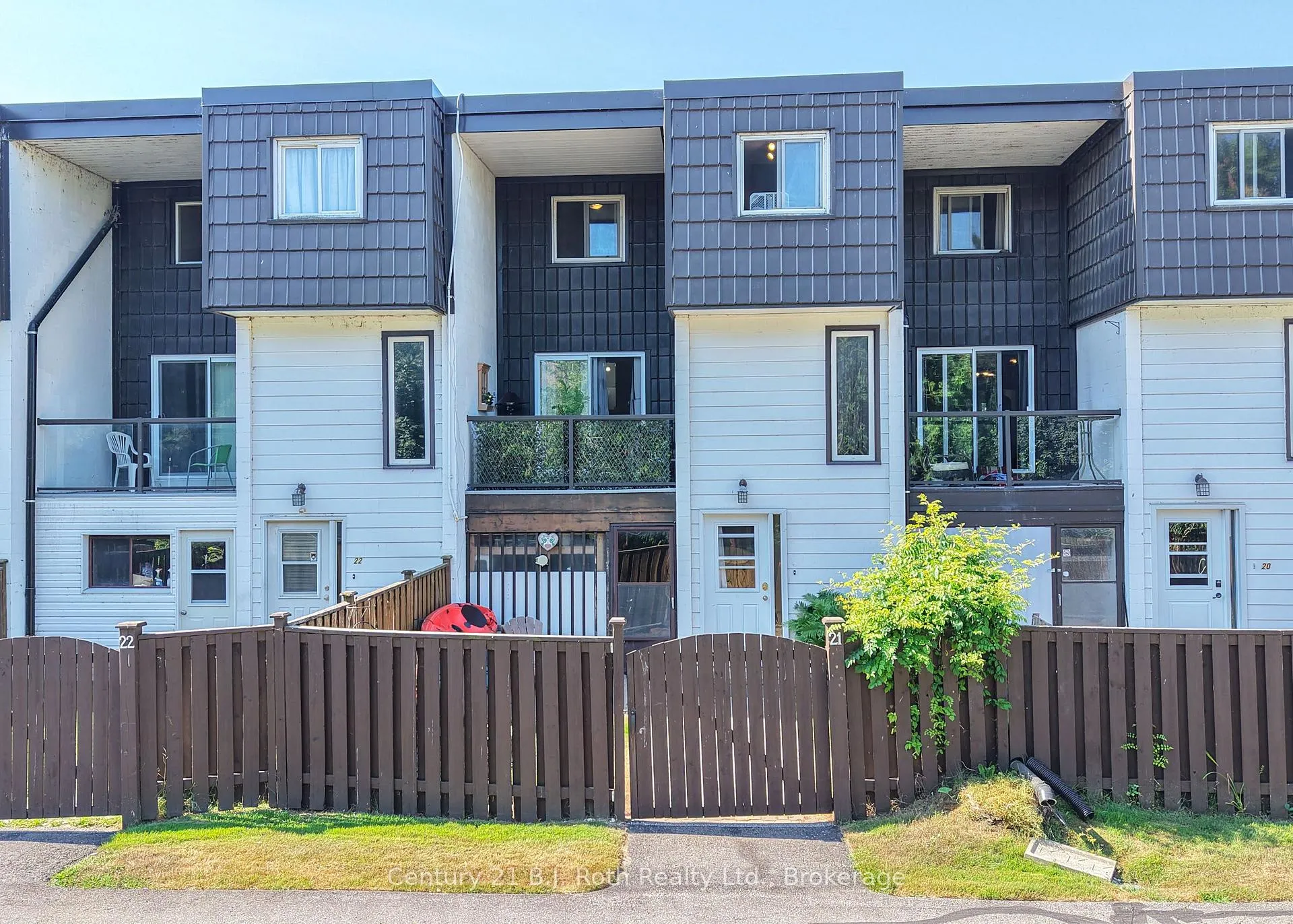 Front of Unit 21, 40 Victoria Crescent