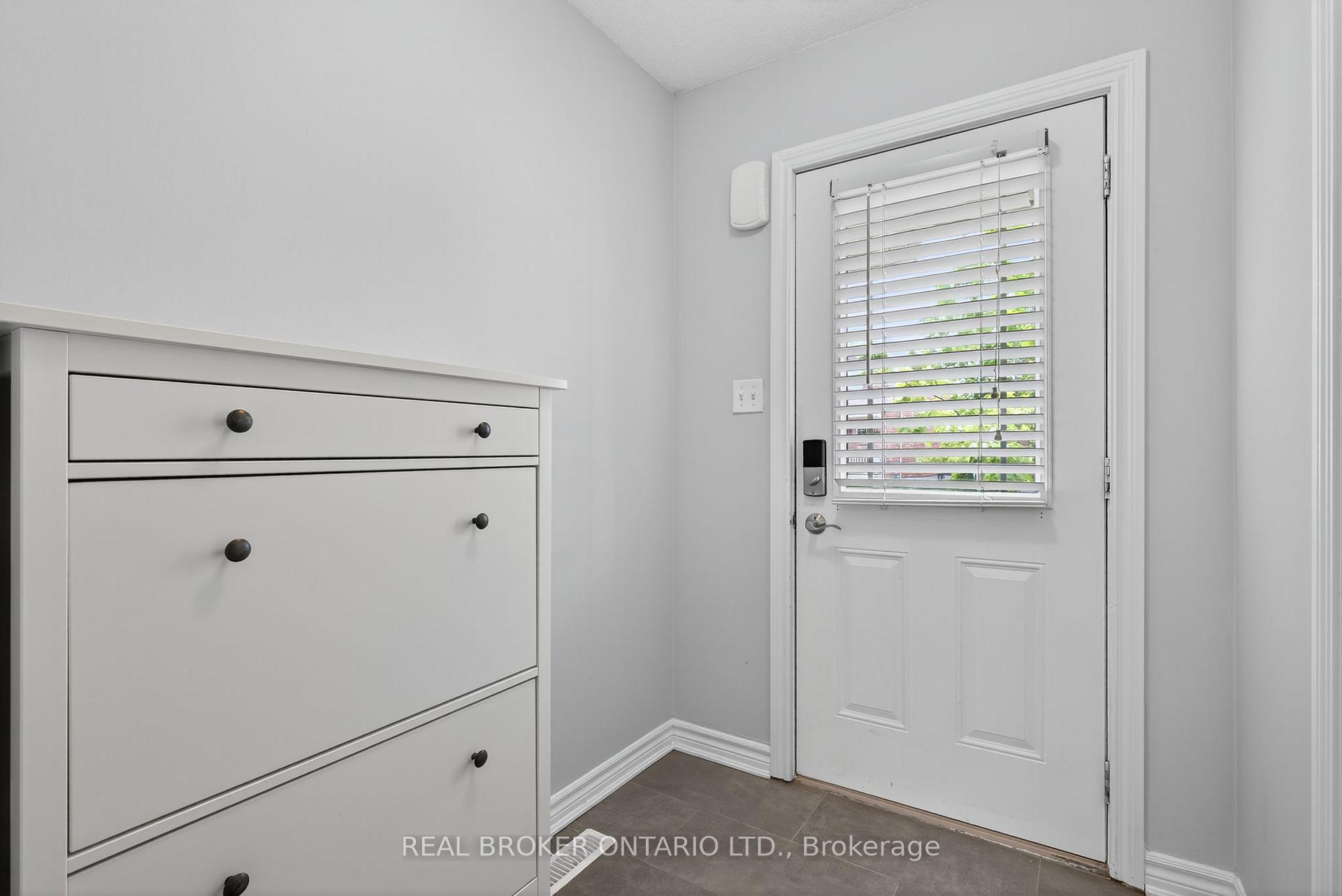 Photo 4 of 36 Southwoods Crescent, Barrie, Holly — HOMEH