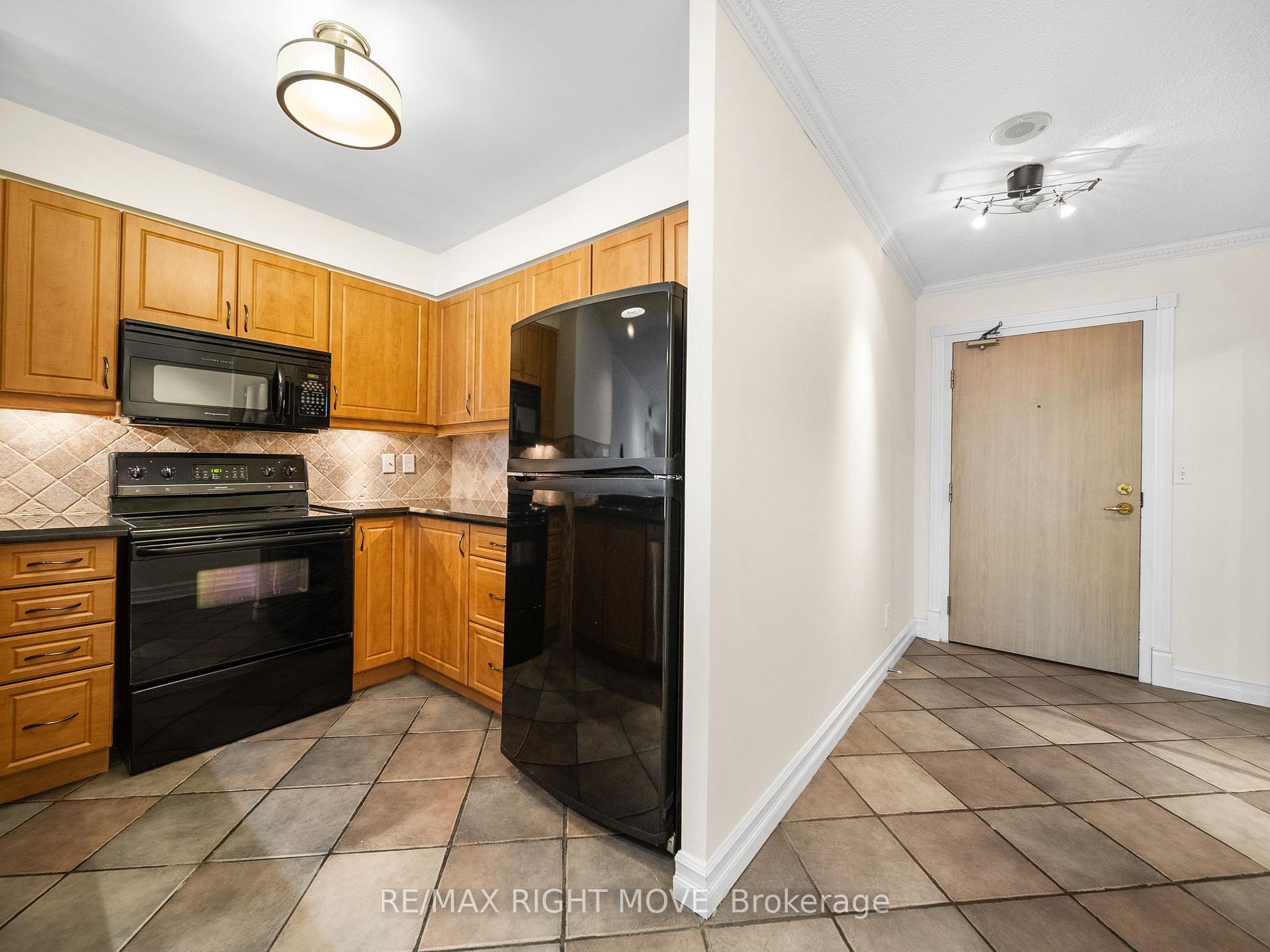 Photo 5 of Unit 1103, 140 Dunlop Street E, Barrie, City Centre — HOMEH
