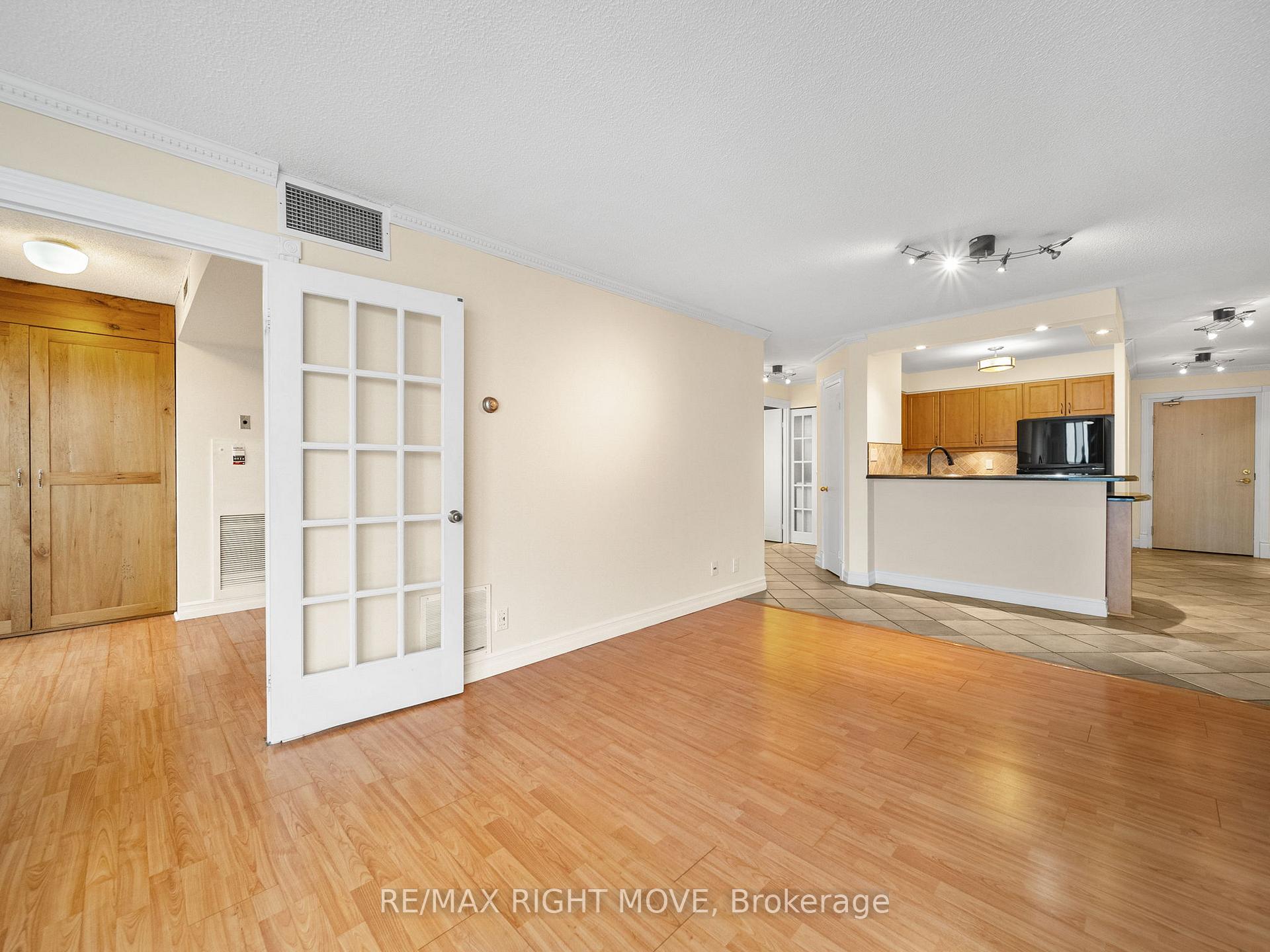 Photo 14 of Unit 1103, 140 Dunlop Street E, Barrie, City Centre — HOMEH