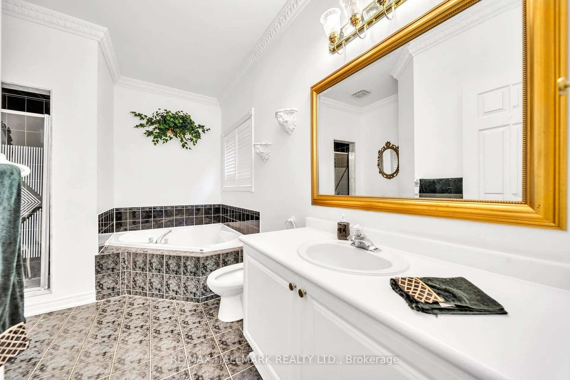 Photo 16 of 13 Briar Path Lane, Markham, Berczy — HOMEH