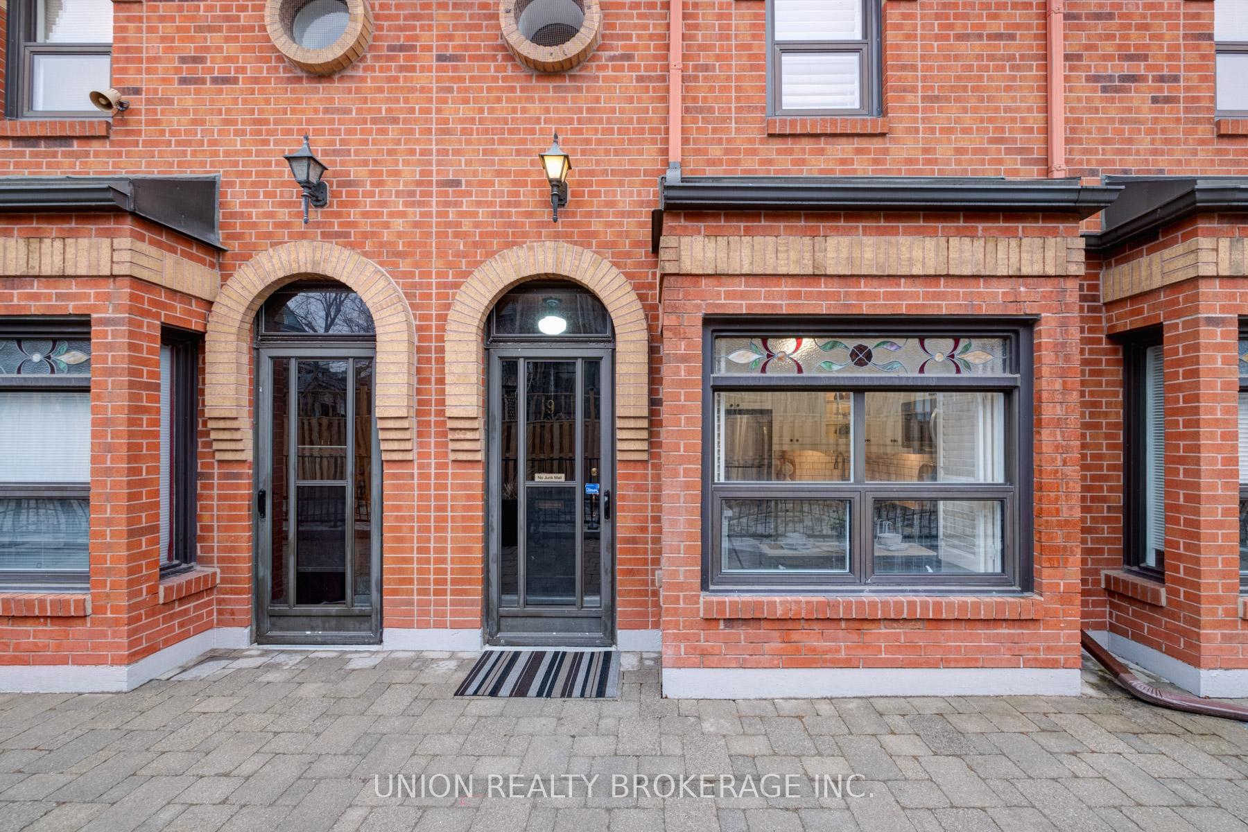 Front of Unit 9, 90 Kippendavie Avenue