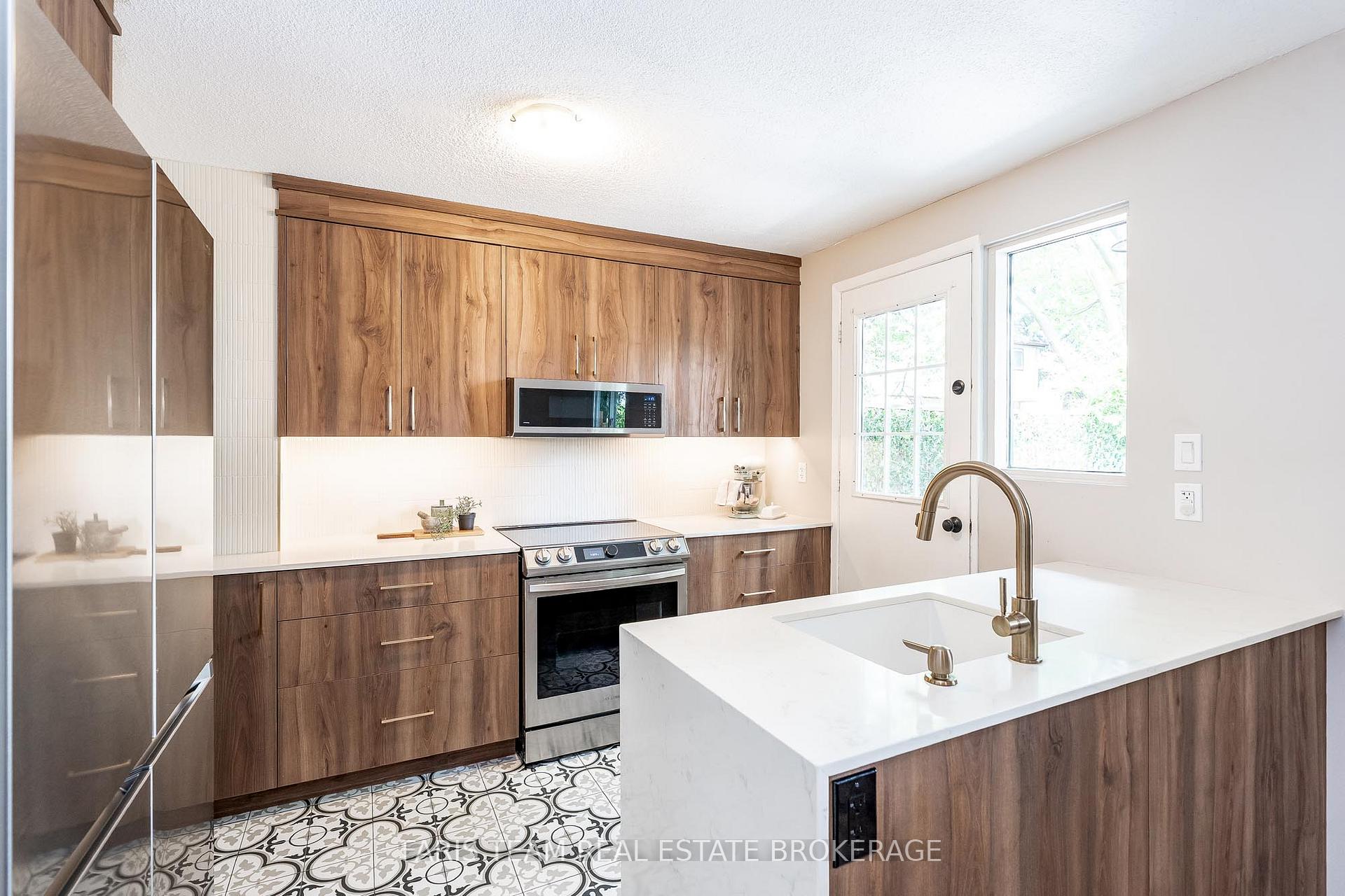 Photo 4 of Unit J2, 63 Ferris Lane, Barrie, Cundles East — HOMEH