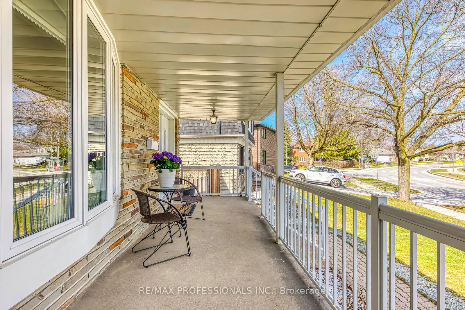 Photo 4 of 270 Wellesworth Drive, Etobicoke, Eringate-Centennial-West Deane — HOMEH