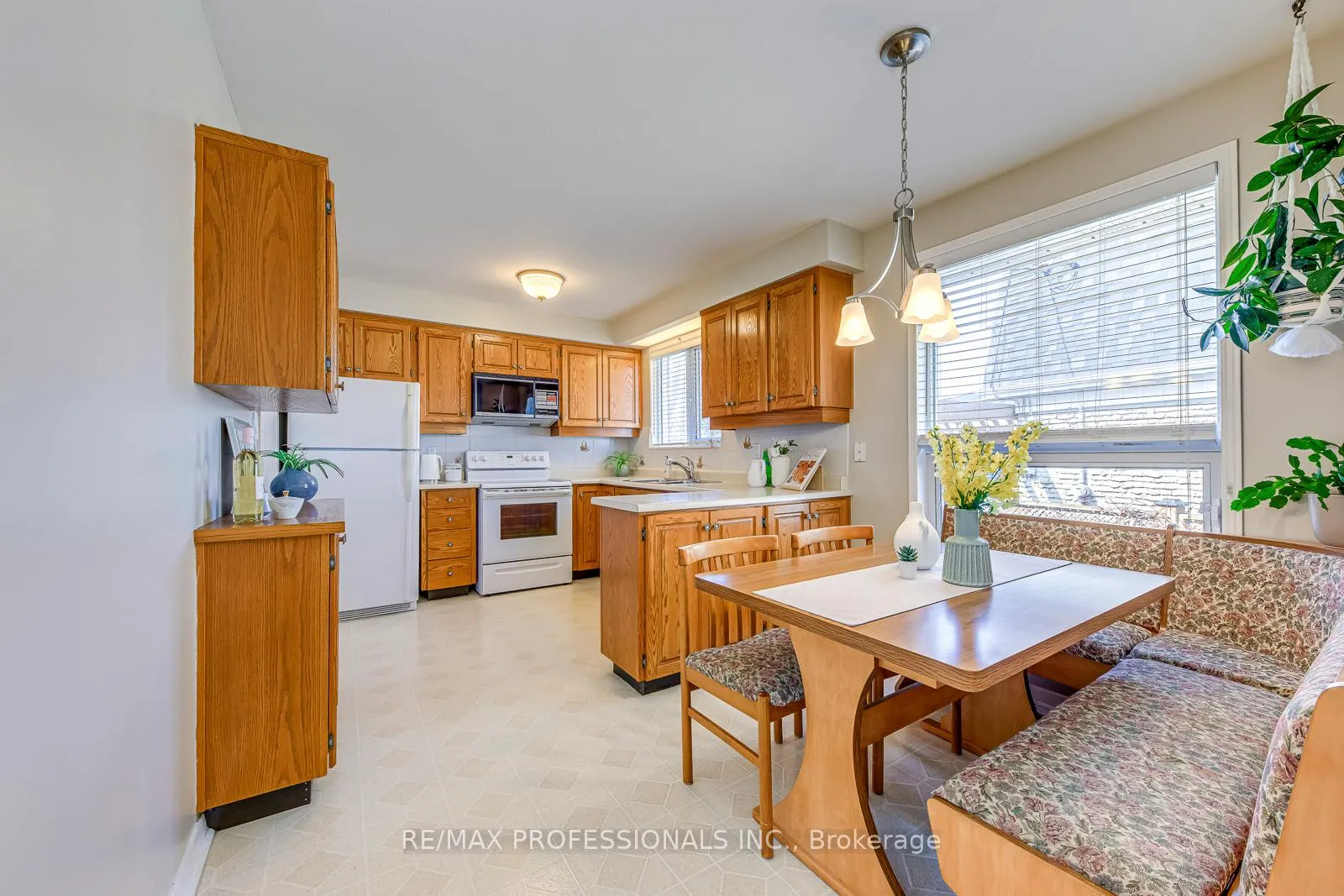 Photo 13 of 270 Wellesworth Drive, Etobicoke, Eringate-Centennial-West Deane — HOMEH
