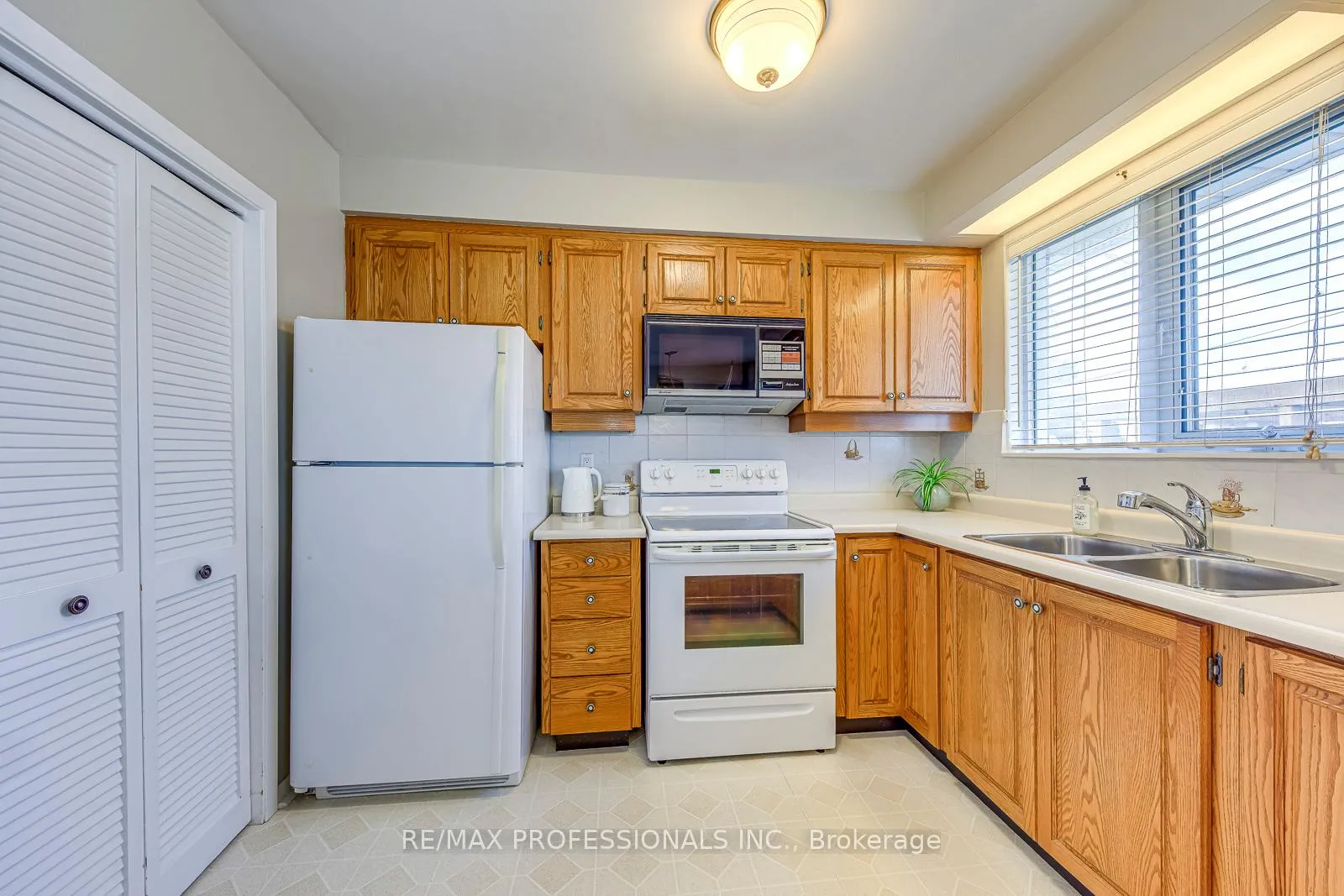 Photo 16 of 270 Wellesworth Drive, Etobicoke, Eringate-Centennial-West Deane — HOMEH