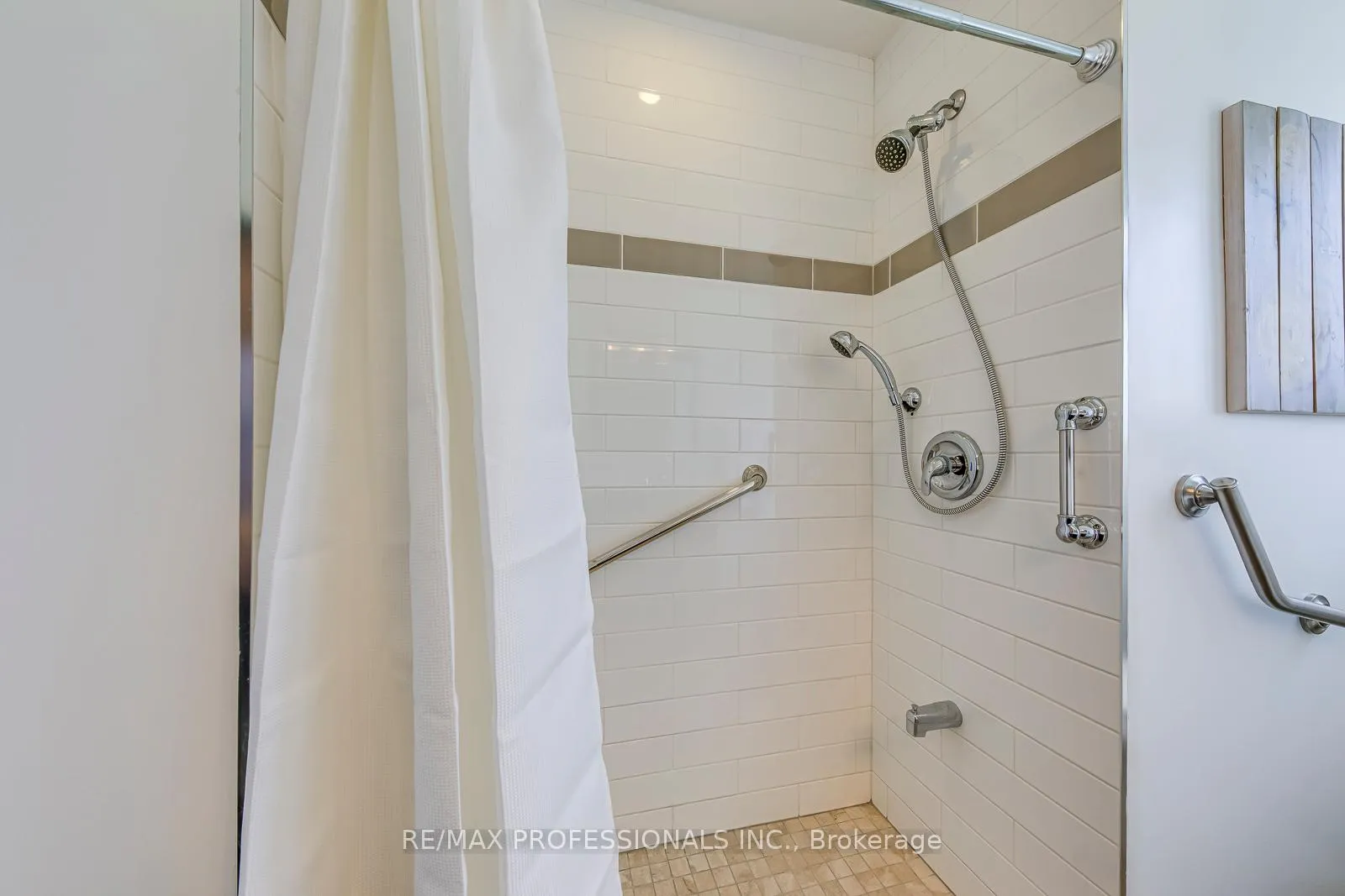 Photo 24 of 270 Wellesworth Drive, Etobicoke, Eringate-Centennial-West Deane — HOMEH