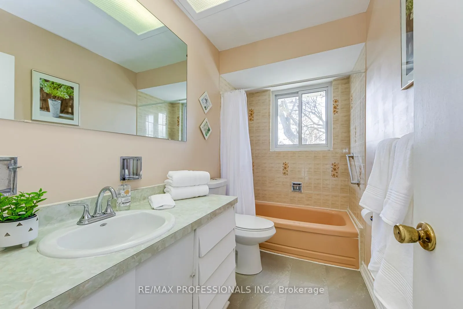 Photo 33 of 270 Wellesworth Drive, Etobicoke, Eringate-Centennial-West Deane — HOMEH