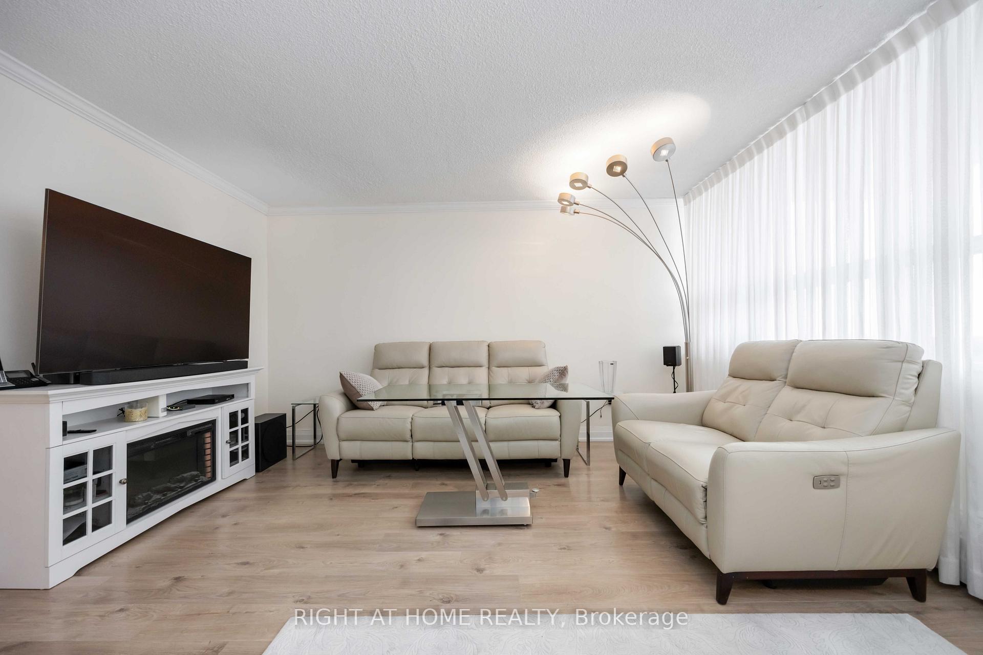 Photo 2 of Unit 807, 151 La Rose Avenue, Etobicoke, Humber Heights — HOMEH