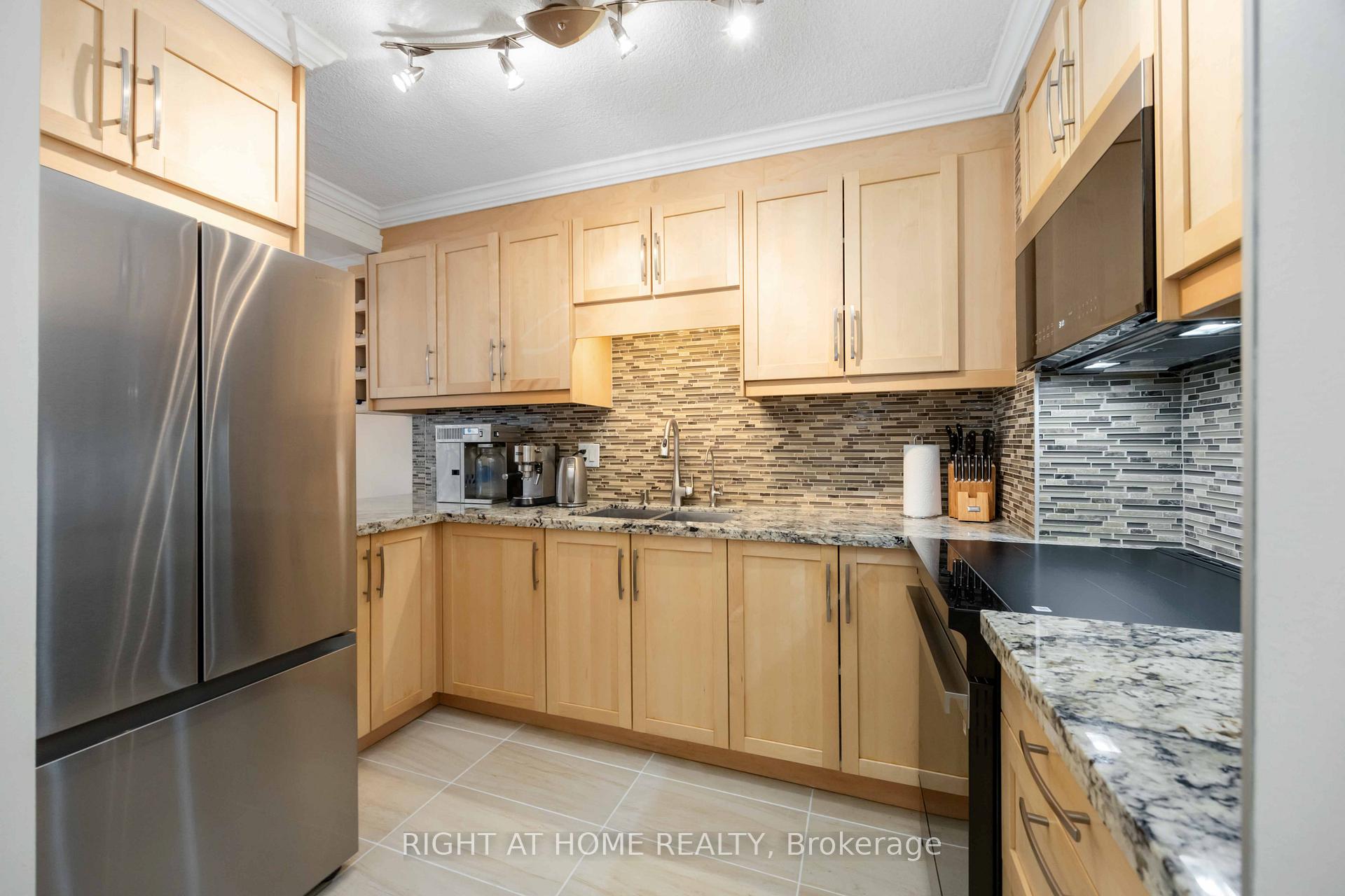 Photo 4 of Unit 807, 151 La Rose Avenue, Etobicoke, Humber Heights — HOMEH