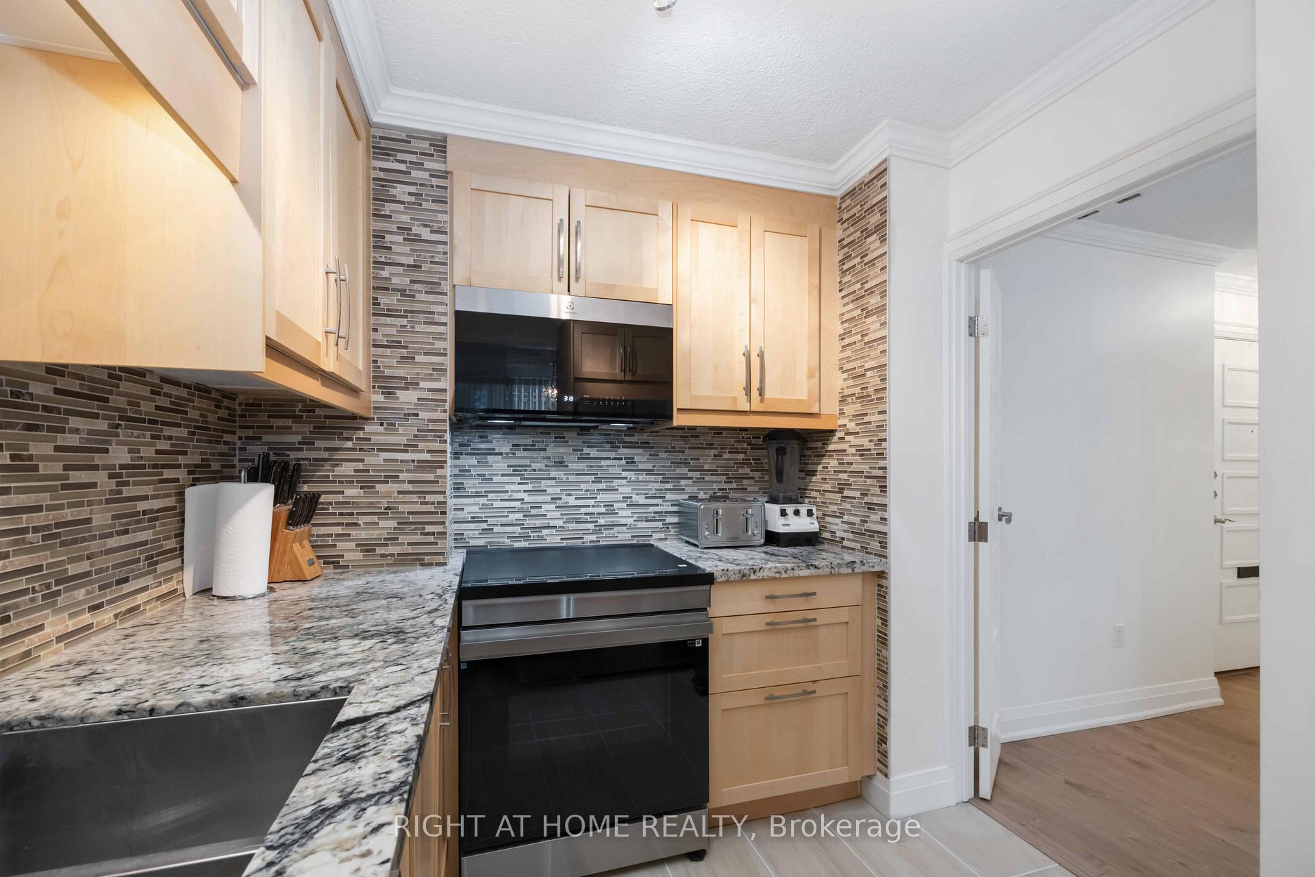 Photo 5 of Unit 807, 151 La Rose Avenue, Etobicoke, Humber Heights — HOMEH