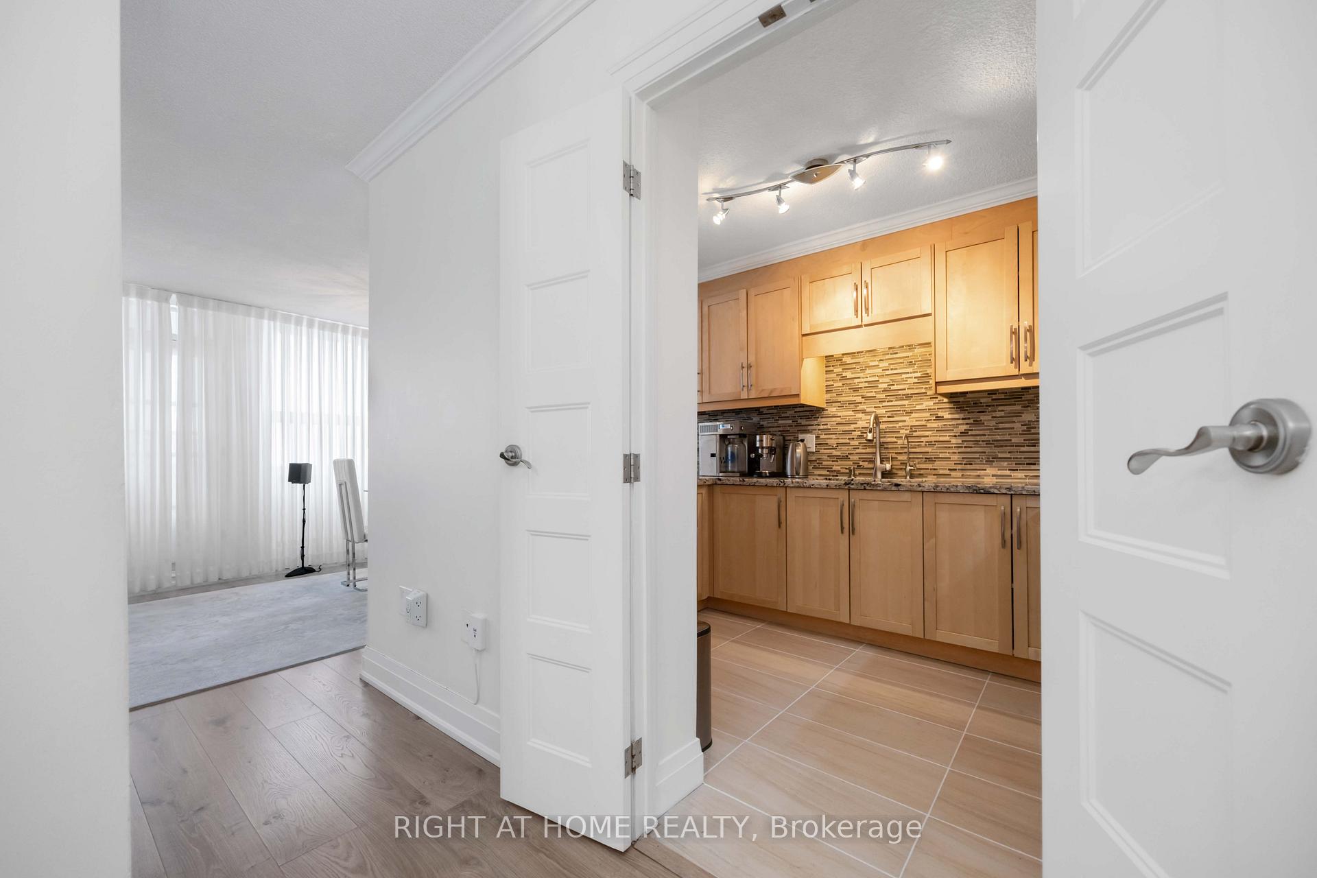 Photo 6 of Unit 807, 151 La Rose Avenue, Etobicoke, Humber Heights — HOMEH