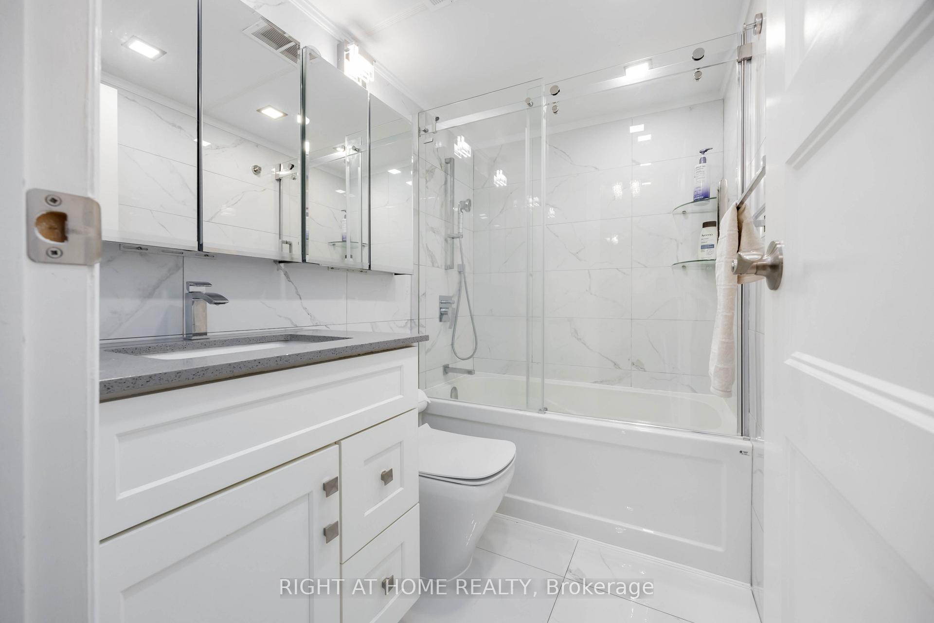 Photo 10 of Unit 807, 151 La Rose Avenue, Etobicoke, Humber Heights — HOMEH