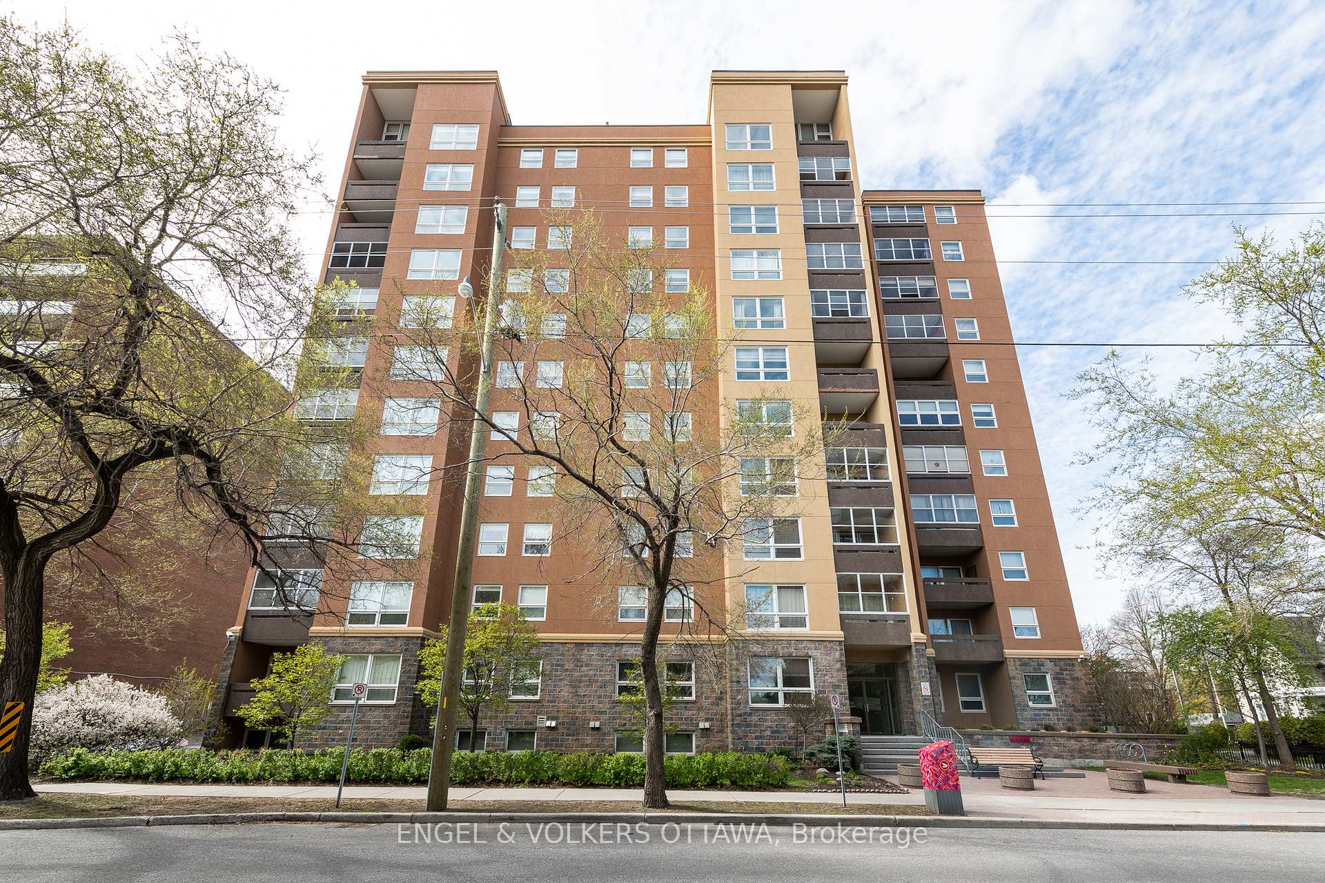Front of Unit 906, 373 Laurier Avenue E
