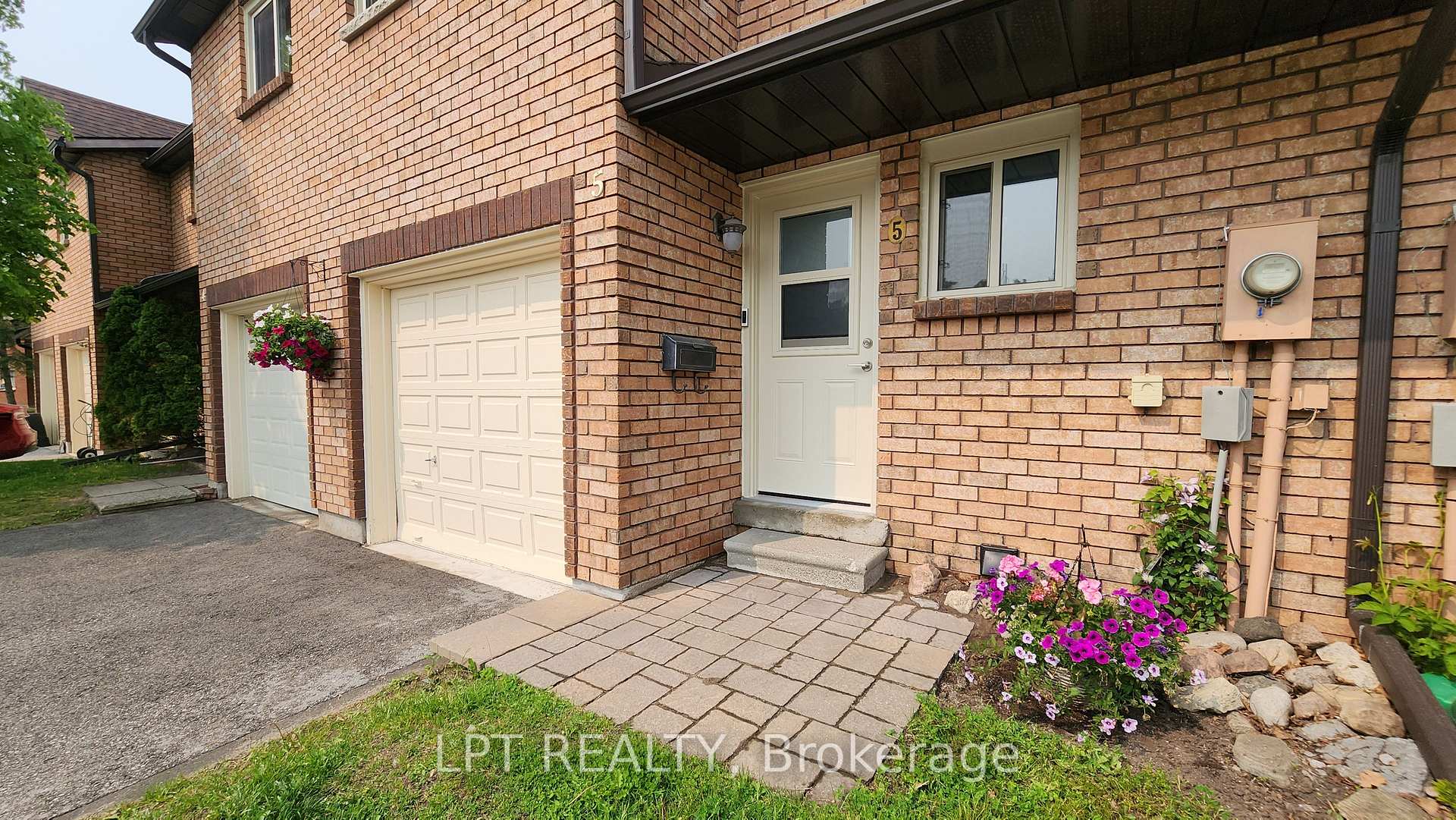 Photo 2 of 5 Evergreen Court, Barrie, Ardagh — HOMEH