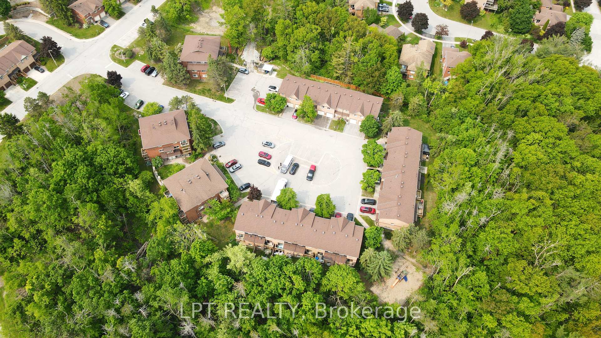 Photo 3 of 5 Evergreen Court, Barrie, Ardagh — HOMEH