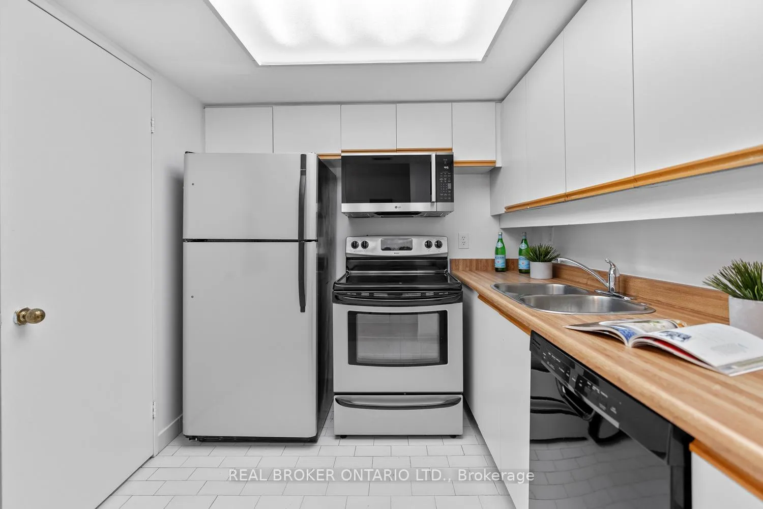 Photo 17 of Unit 223, 65 Scadding Avenue, Toronto, Waterfront Communities — HOMEH