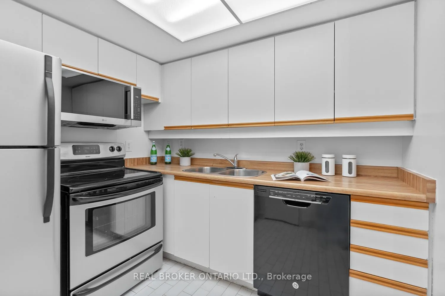 Photo 18 of Unit 223, 65 Scadding Avenue, Toronto, Waterfront Communities — HOMEH