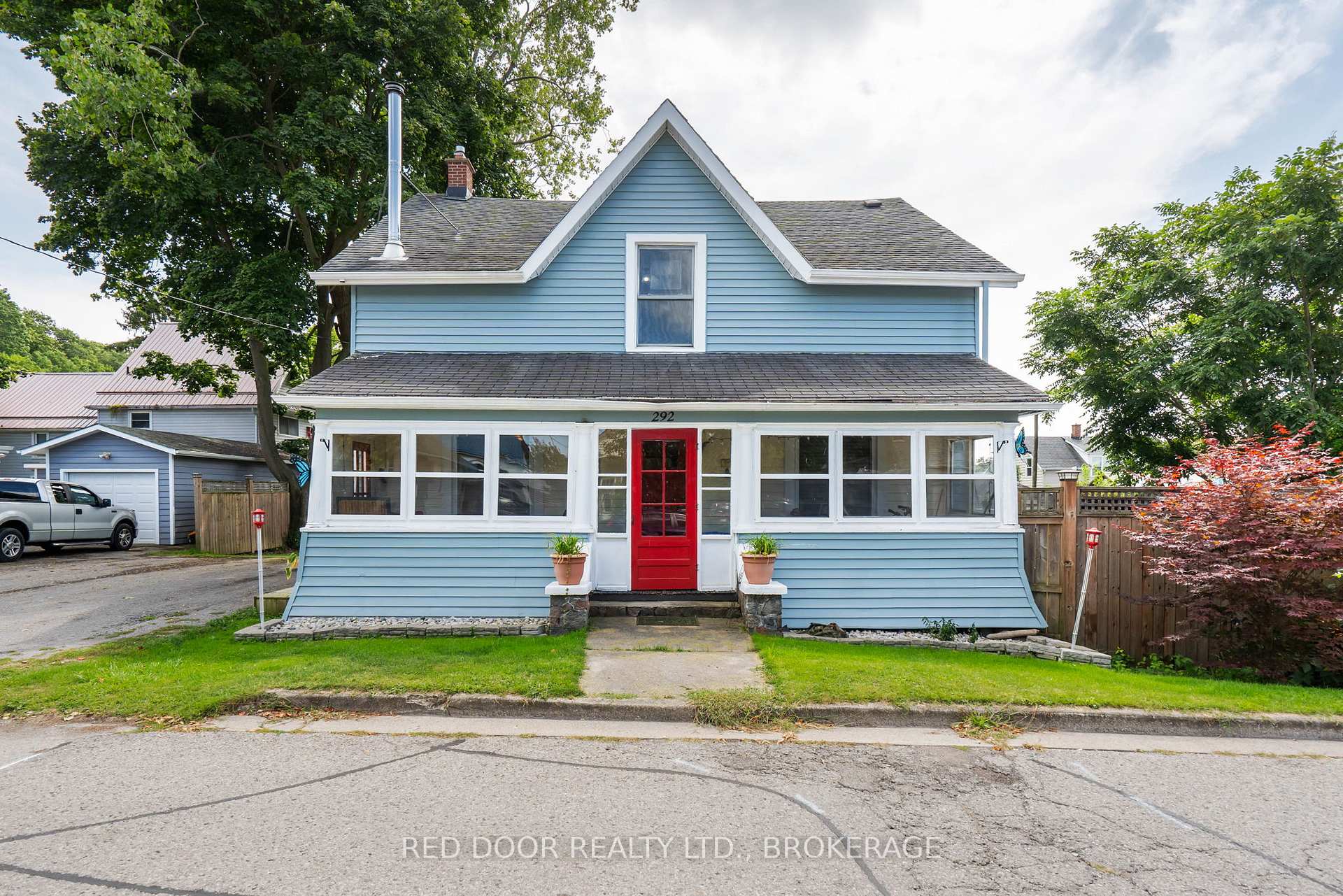 Front of 292 Hetty Street W