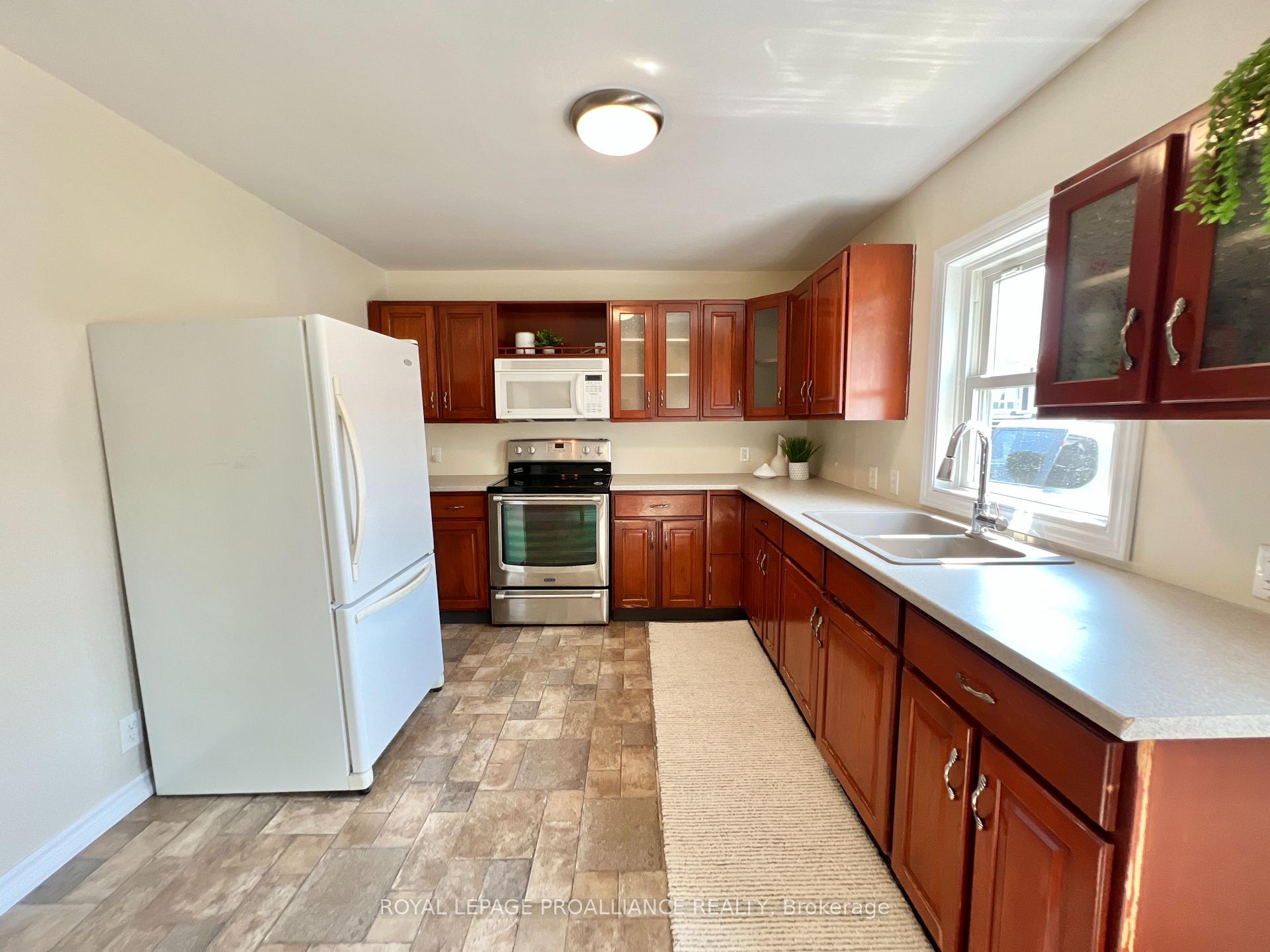 Photo 13 of 44 Russell Street, Belleville, Belleville Ward — HOMEH