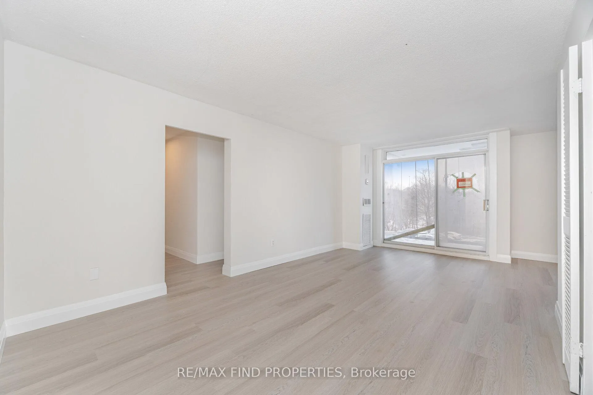 Photo 6 of Unit 403, 20 Edgecliffe Golfway, Toronto, Flemingdon Park — HOMEH