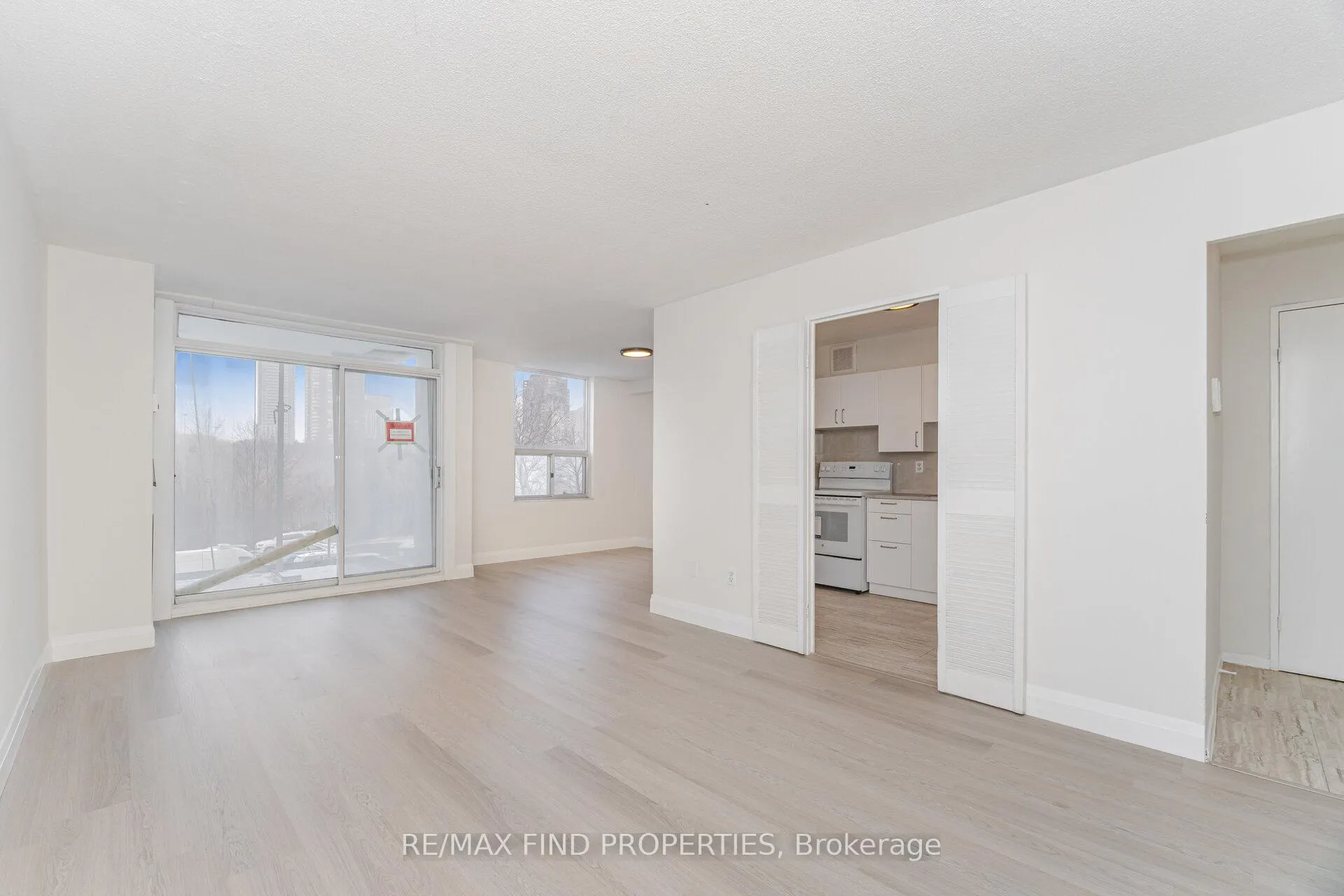 Photo 7 of Unit 403, 20 Edgecliffe Golfway, Toronto, Flemingdon Park — HOMEH