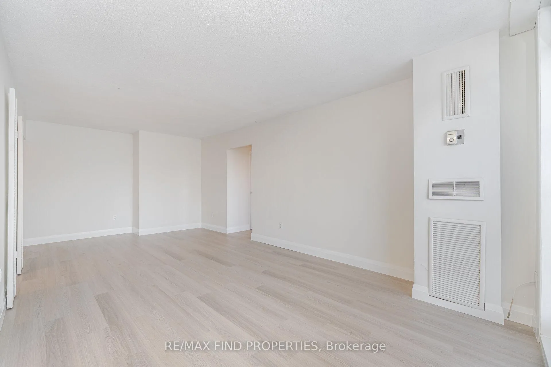 Photo 15 of Unit 403, 20 Edgecliffe Golfway, Toronto, Flemingdon Park — HOMEH