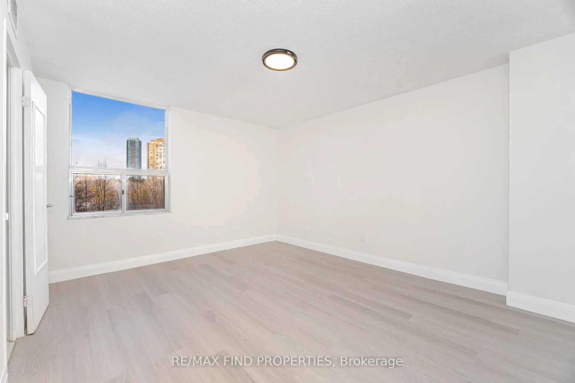Photo 18 of Unit 403, 20 Edgecliffe Golfway, Toronto, Flemingdon Park — HOMEH