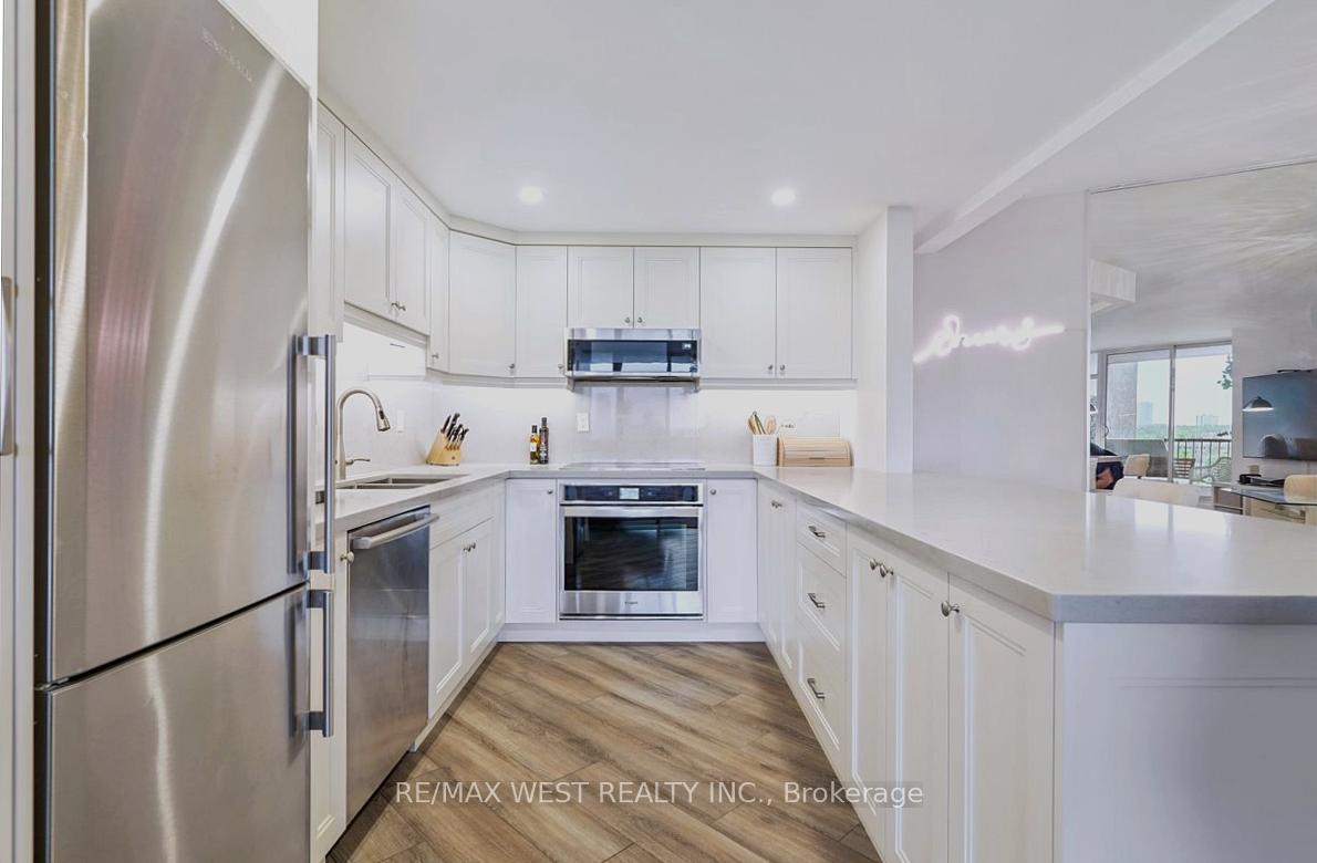 Photo 3 of Unit 1008, 7811 Yonge Street, Markham, Thornhill — HOMEH