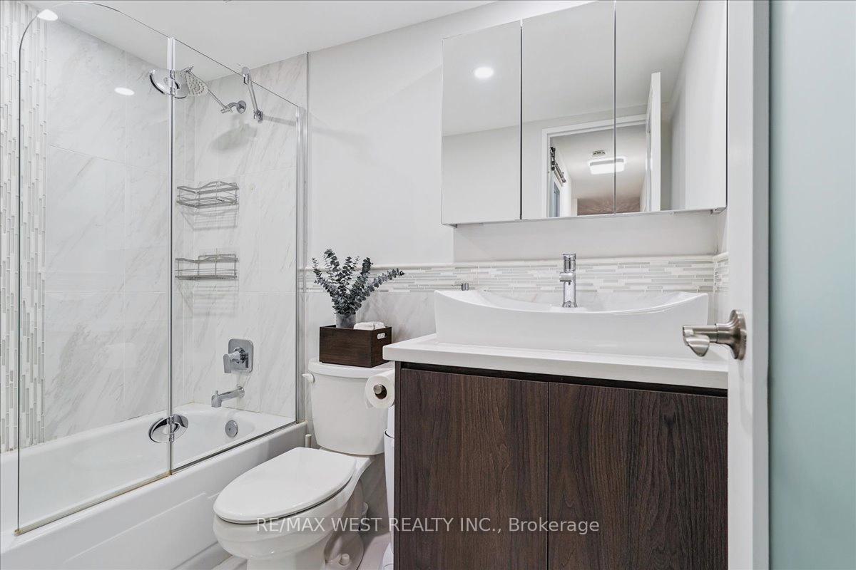Photo 7 of Unit 1008, 7811 Yonge Street, Markham, Thornhill — HOMEH