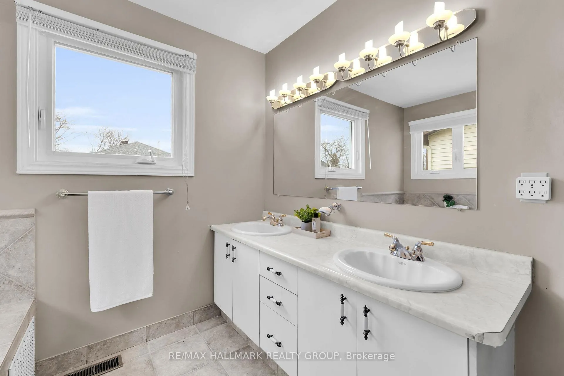 Photo 25 of 5 Ellisson Way, Ottawa, Hunt Club Park — HOMEH