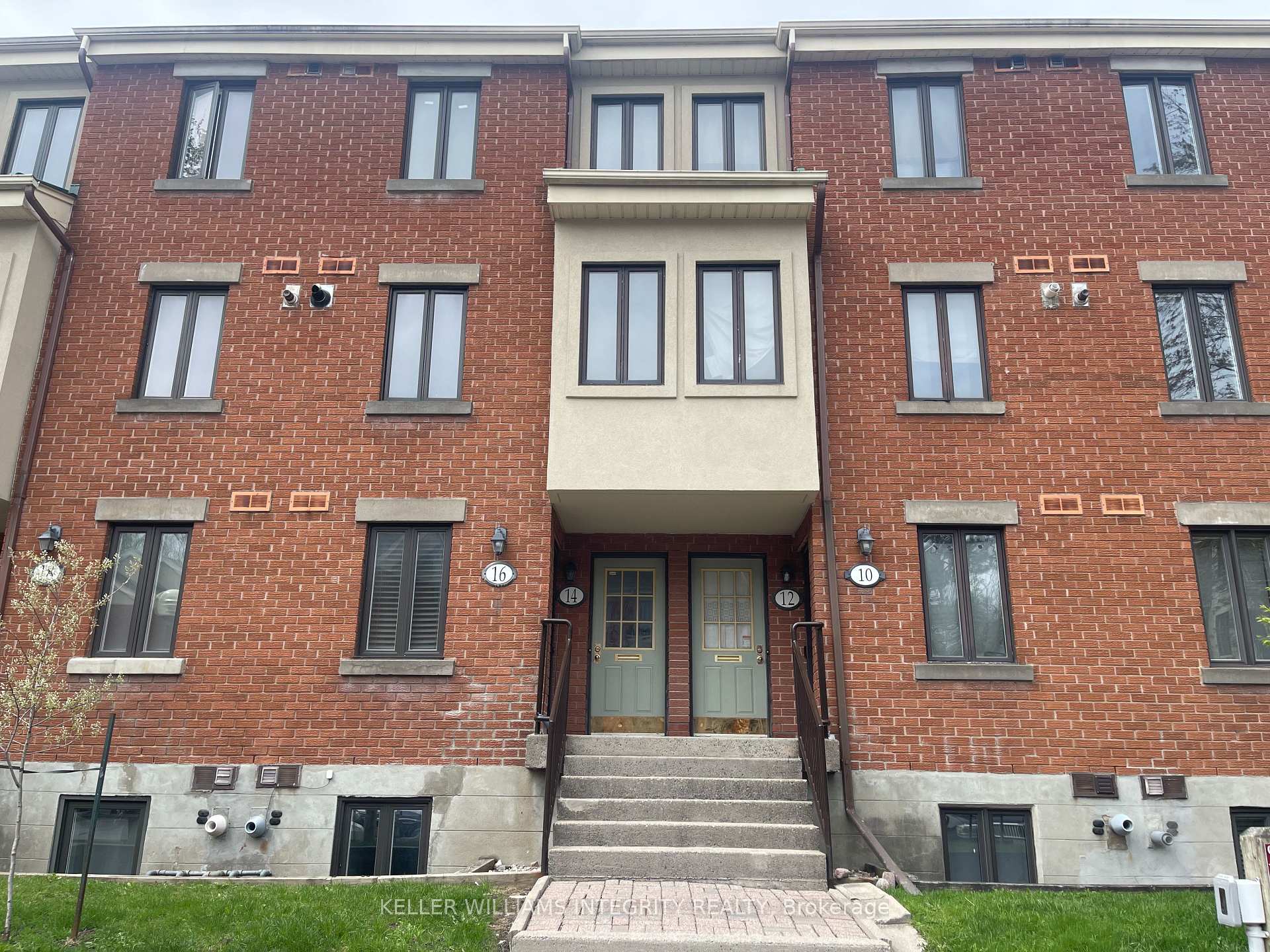 Photo 1 of 16 Crispin Private, Ottawa, Manor Park — HOMEH
