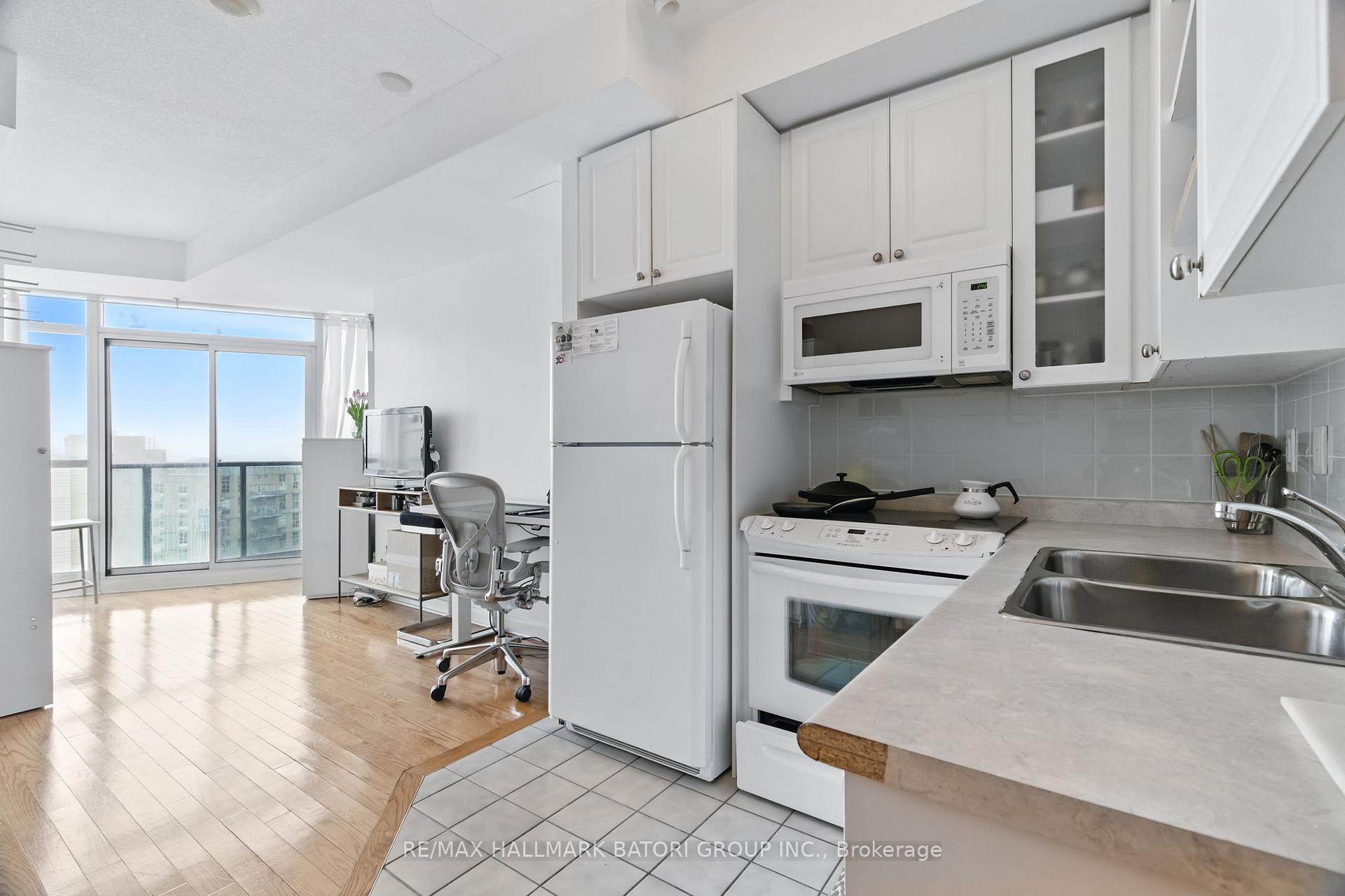 Photo 6 of Unit 1106, 600 Fleet Street, Toronto, Niagara — HOMEH