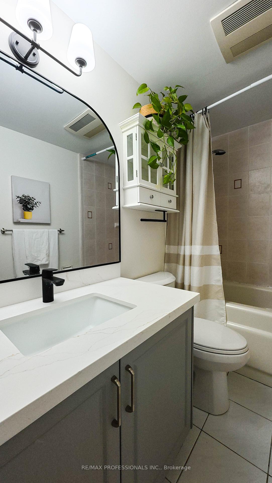 Photo 27 of Unit 27, 1 Wootten Way S, Markham, Sherwood-Amberglen — HOMEH