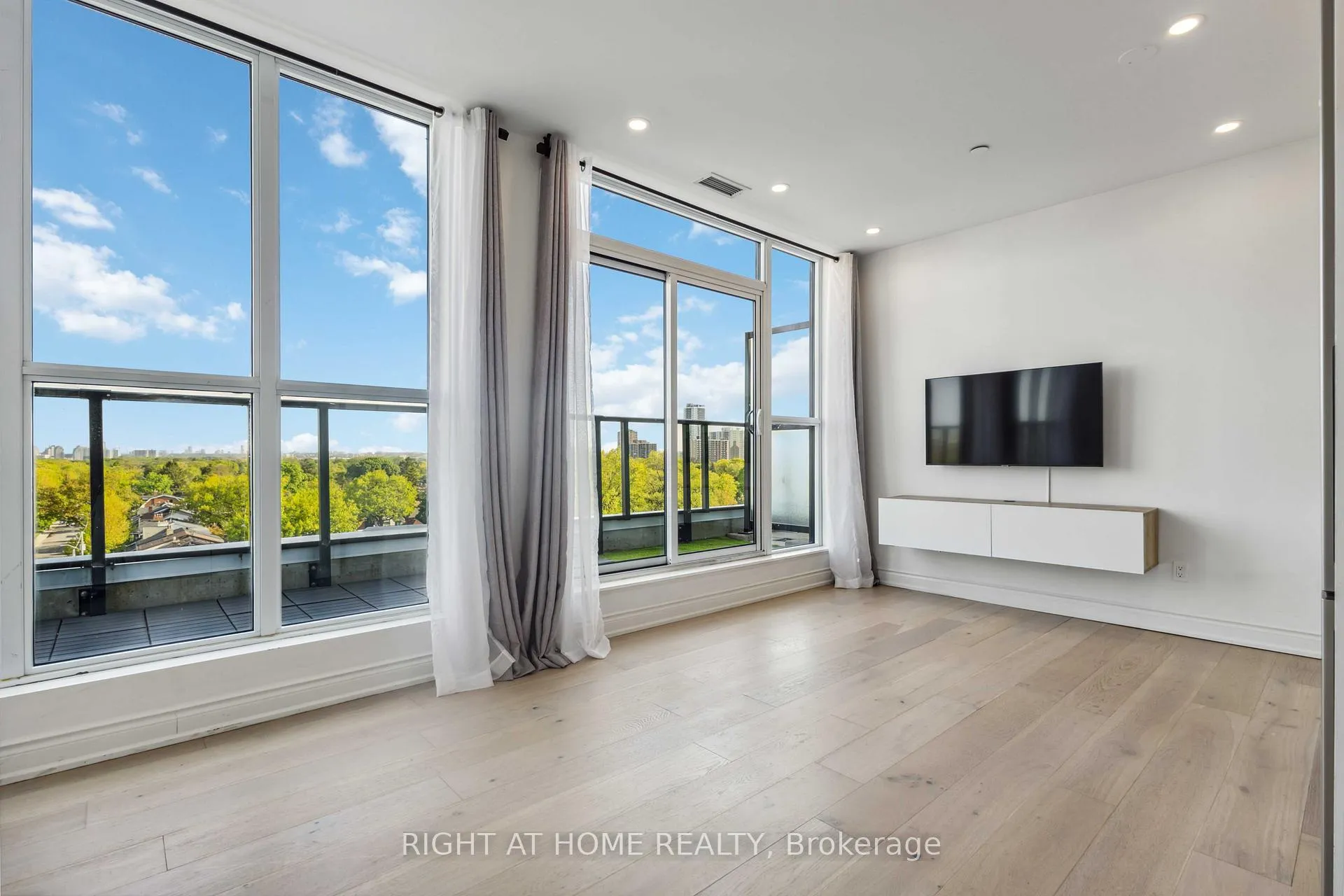 Photo 4 of Unit PH801, 2301 Danforth Avenue S, Toronto, East End-Danforth — HOMEH