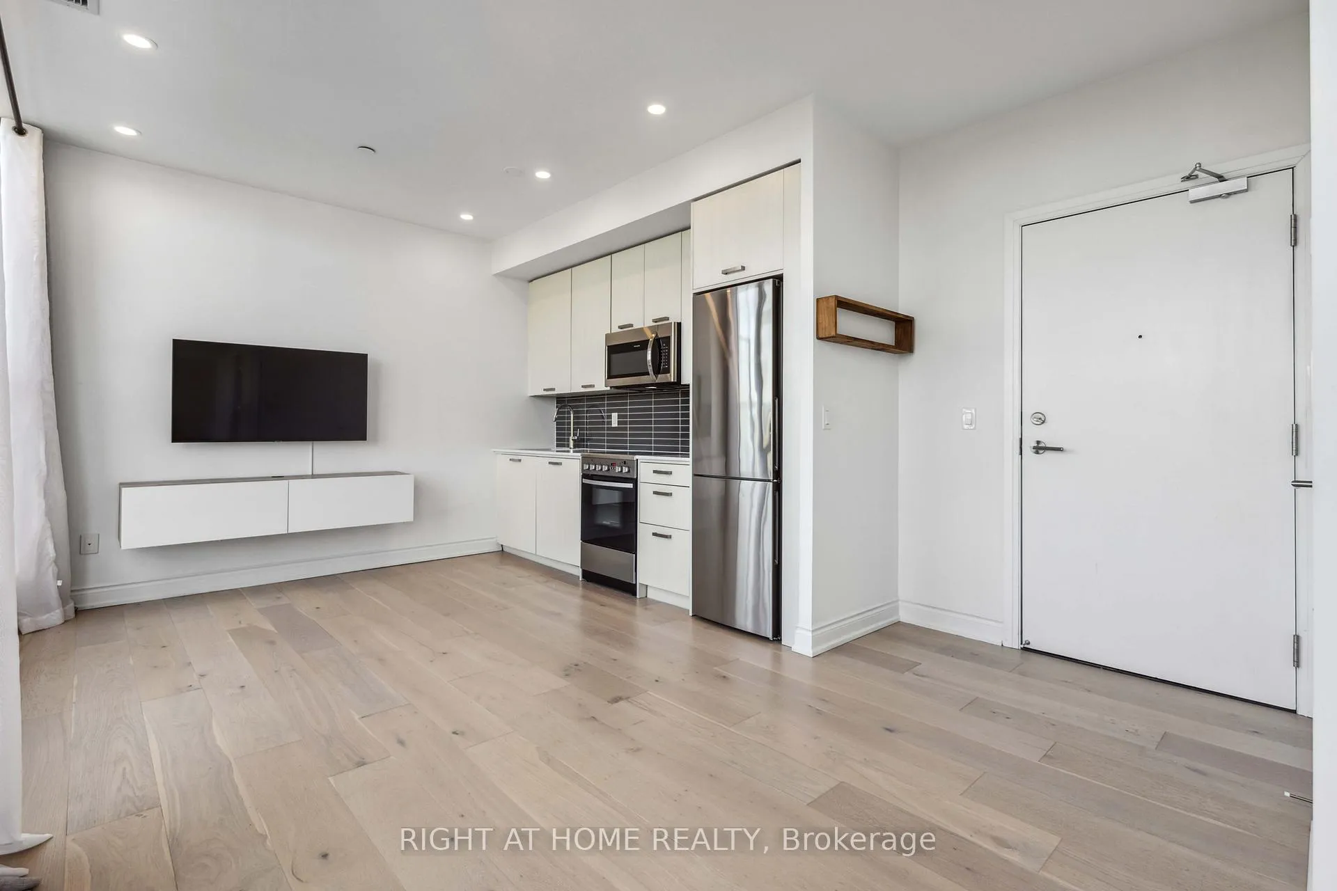 Photo 5 of Unit PH801, 2301 Danforth Avenue S, Toronto, East End-Danforth — HOMEH