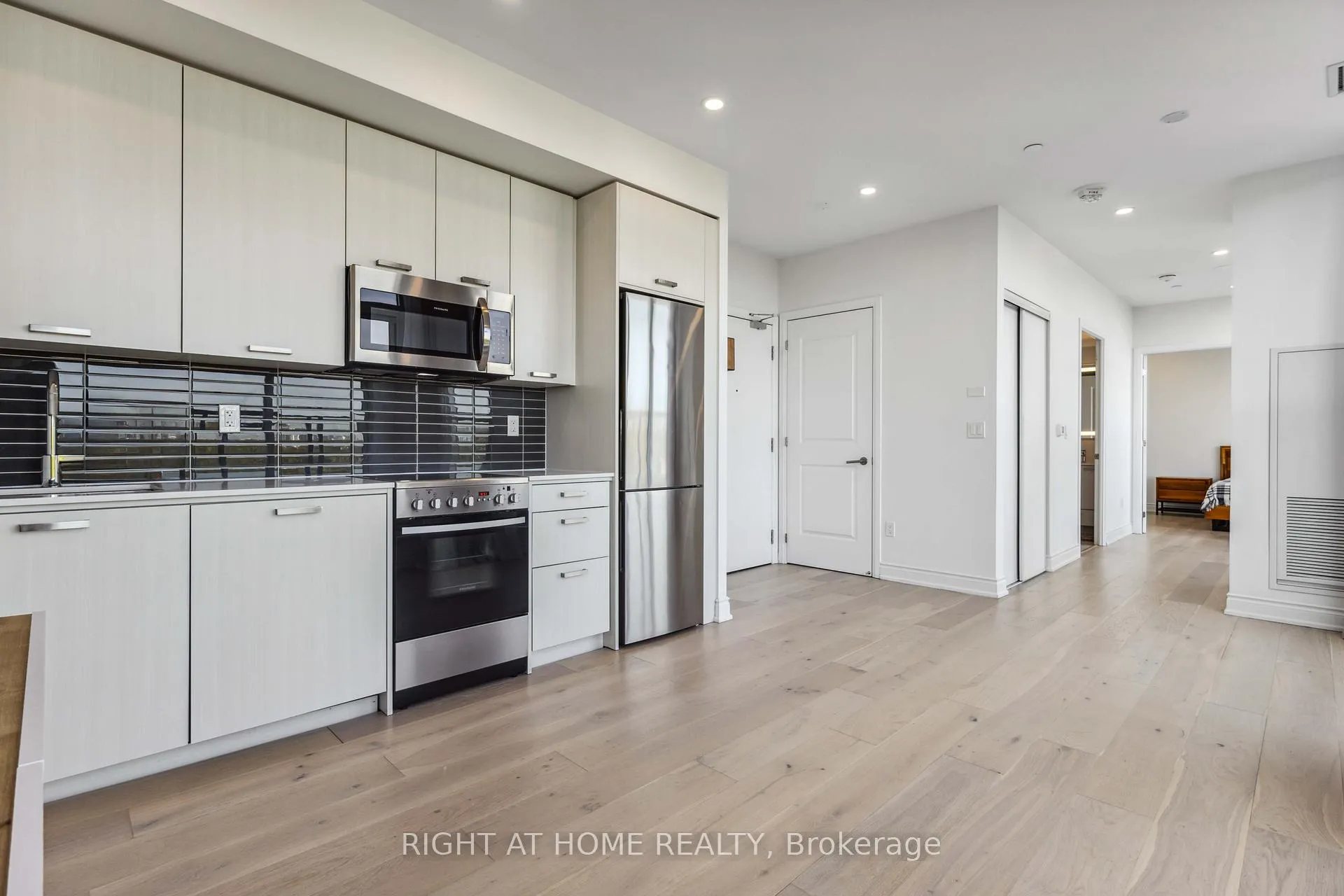 Photo 6 of Unit PH801, 2301 Danforth Avenue S, Toronto, East End-Danforth — HOMEH