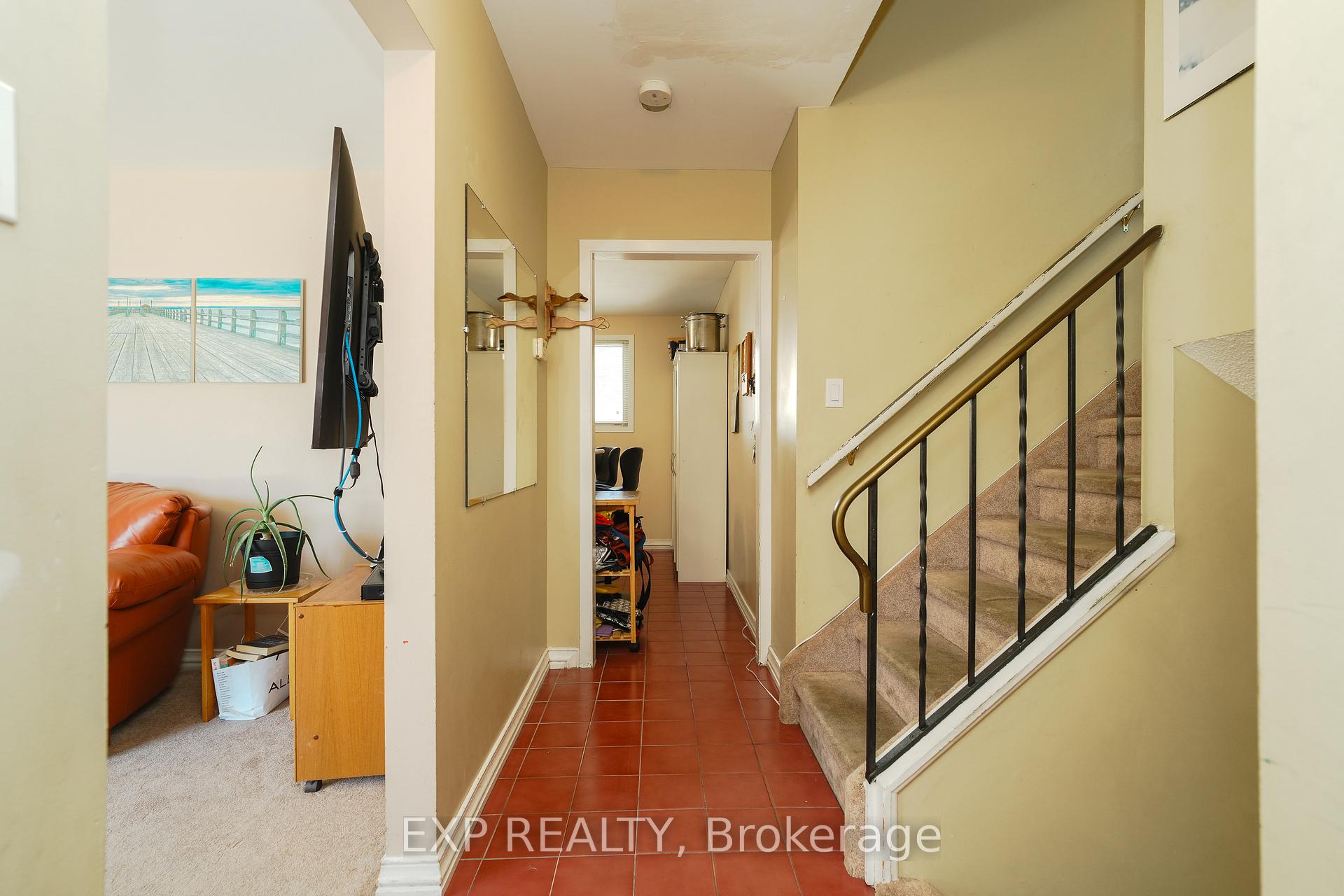 Photo 3 of 36 Keewatin Crescent, Ottawa, Borden Farm/Stewart Farm/Carleton Heights/Parkwood Hills — HOMEH