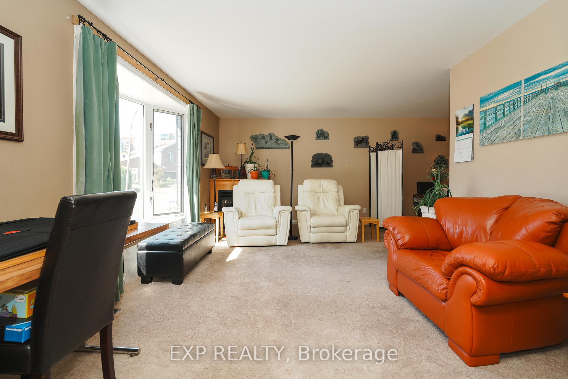 Photo 4 of 36 Keewatin Crescent, Ottawa, Borden Farm/Stewart Farm/Carleton Heights/Parkwood Hills — HOMEH