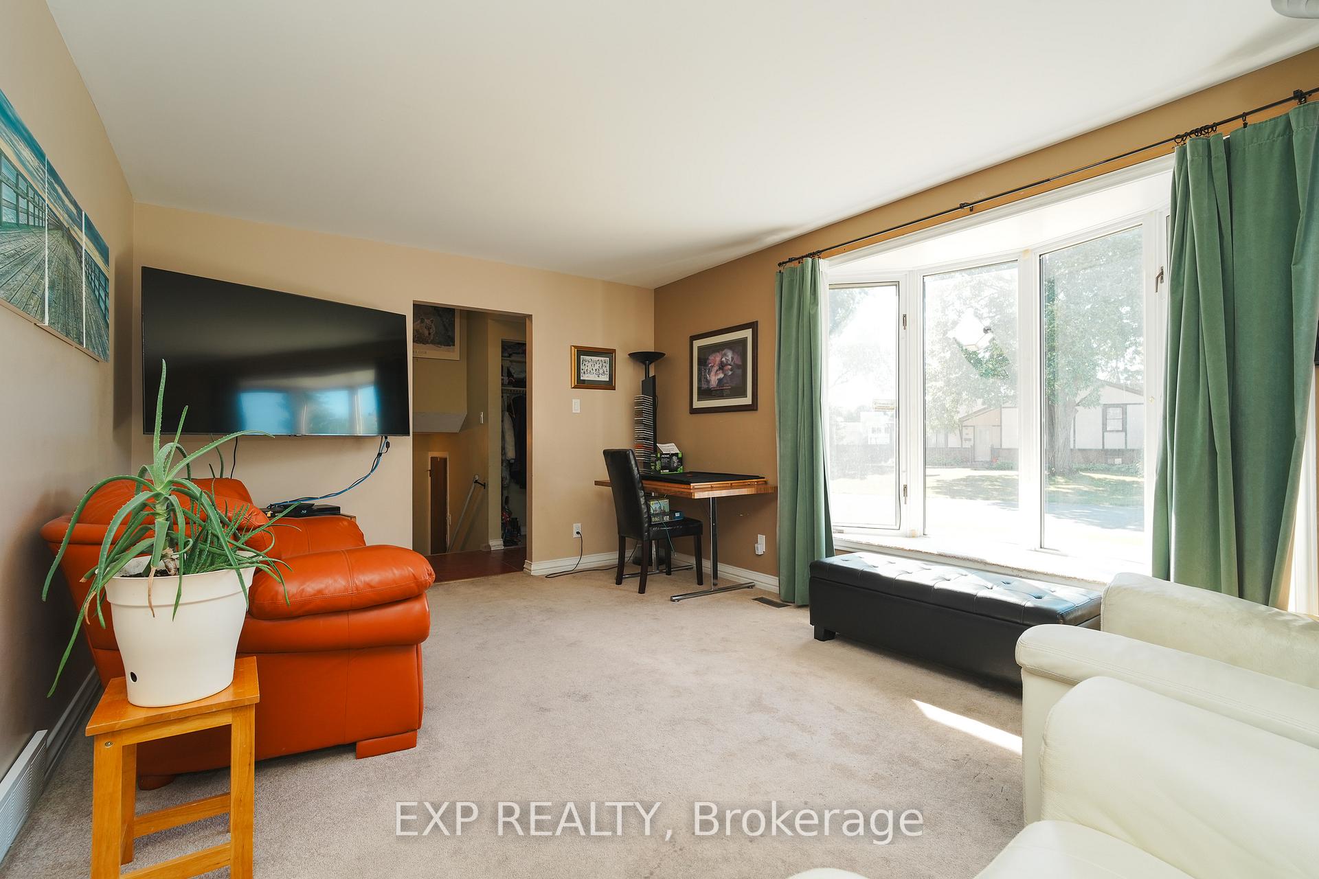 Photo 5 of 36 Keewatin Crescent, Ottawa, Borden Farm/Stewart Farm/Carleton Heights/Parkwood Hills — HOMEH