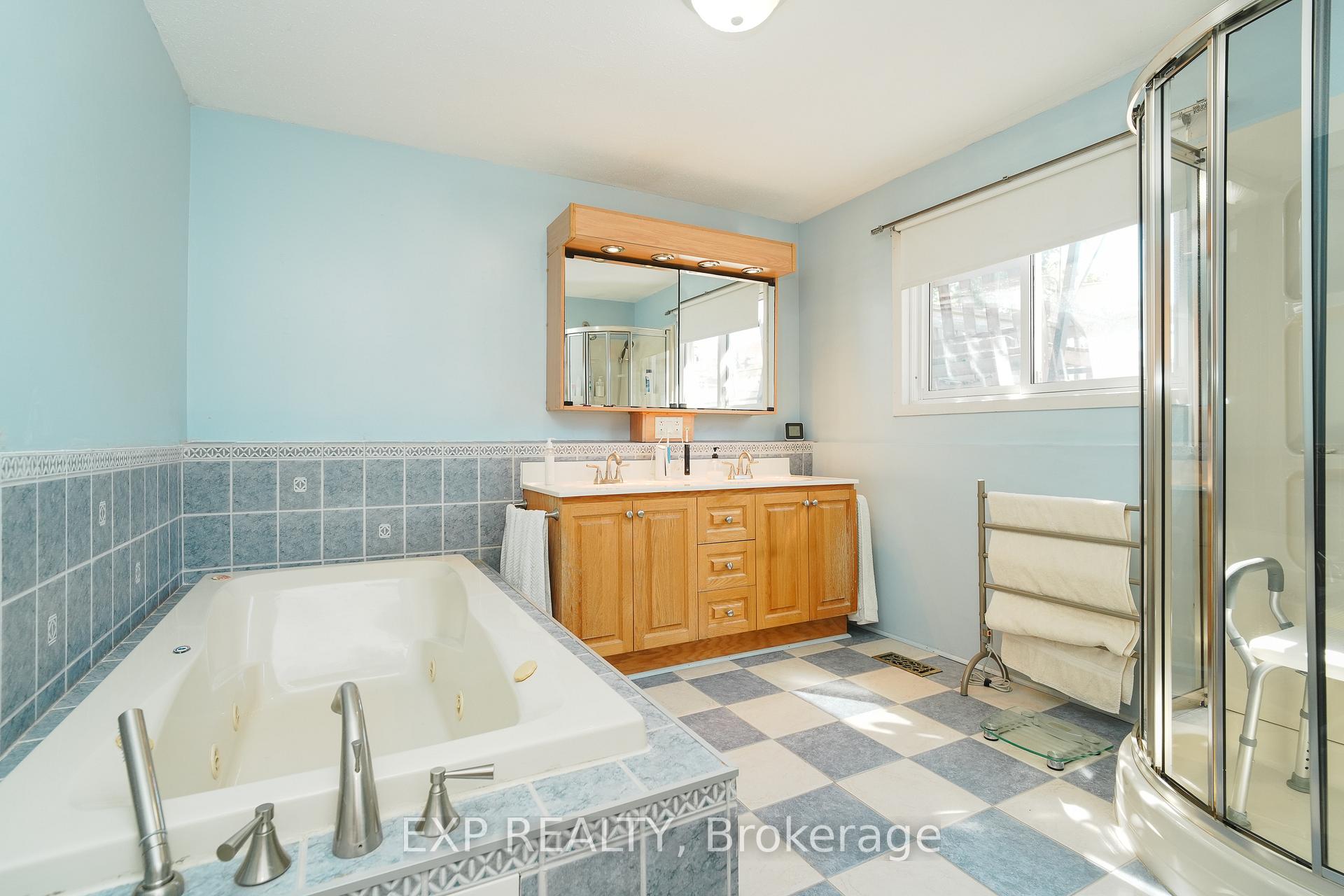 Photo 24 of 36 Keewatin Crescent, Ottawa, Borden Farm/Stewart Farm/Carleton Heights/Parkwood Hills — HOMEH