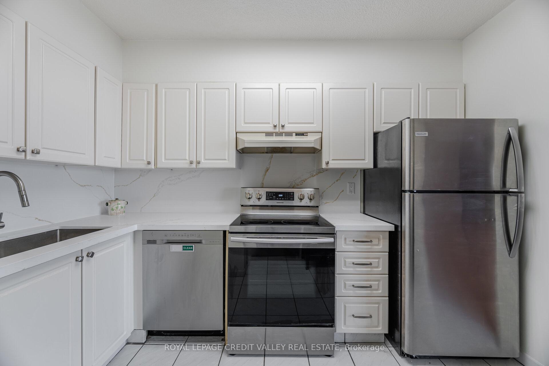 Photo 11 of Unit 1421, 33 Harbour Square, Toronto, Waterfront Communities — HOMEH