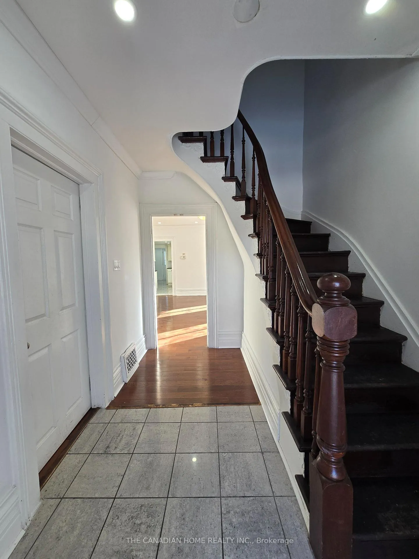 Photo 5 of 43 David St Street, Brampton, Downtown Brampton — HOMEH
