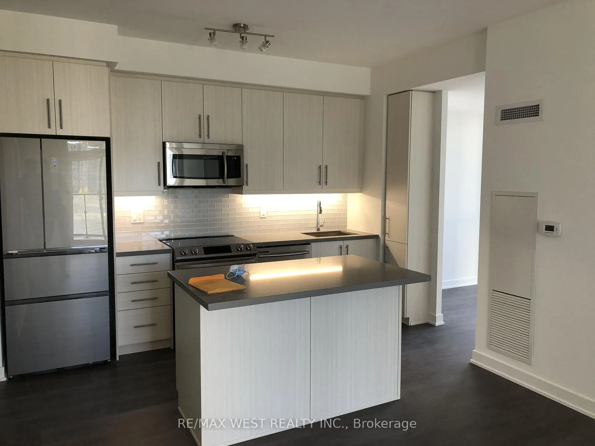 Photo 5 of 75 Oneida Crescent, Richmond Hill, Langstaff — HOMEH