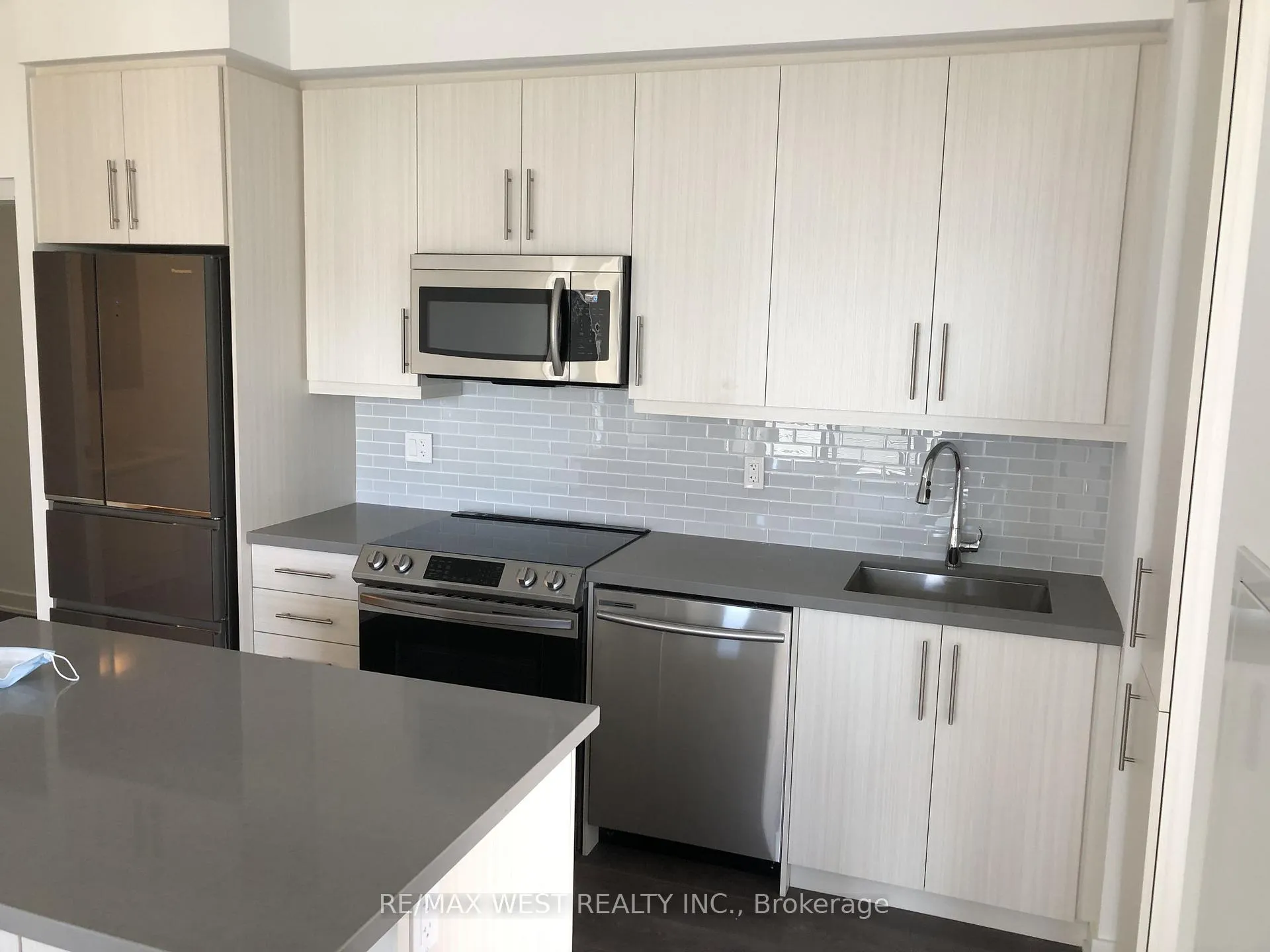 Photo 7 of 75 Oneida Crescent, Richmond Hill, Langstaff — HOMEH