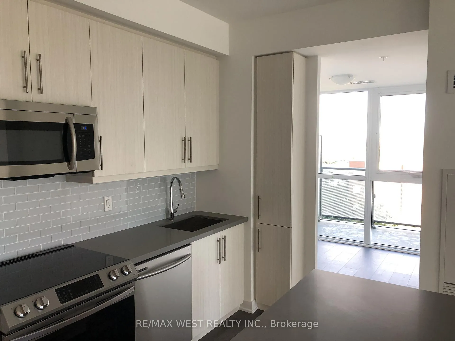 Photo 8 of 75 Oneida Crescent, Richmond Hill, Langstaff — HOMEH