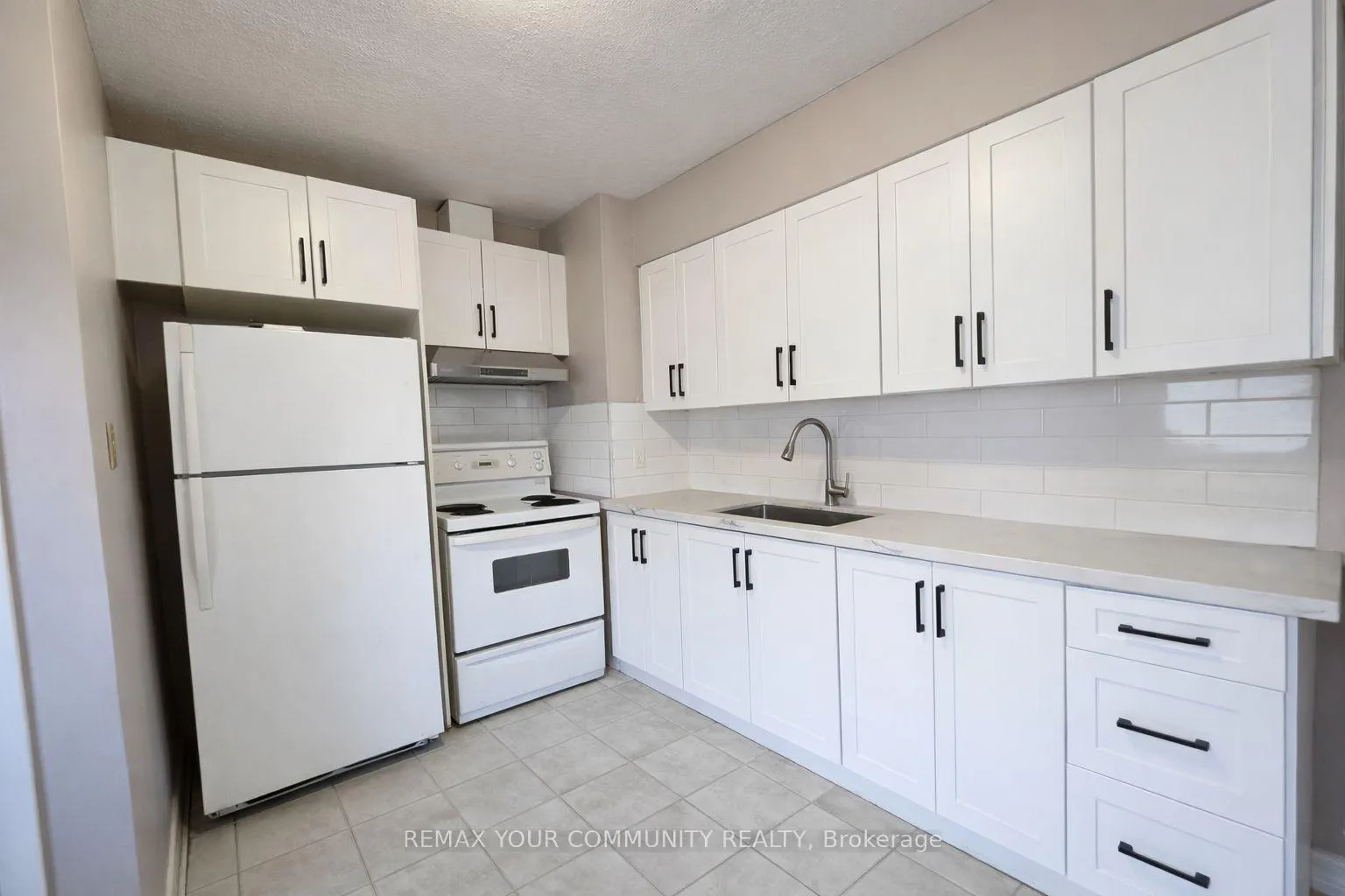 Photo 5 of 75 Tulloch Drive, Ajax, South East — HOMEH